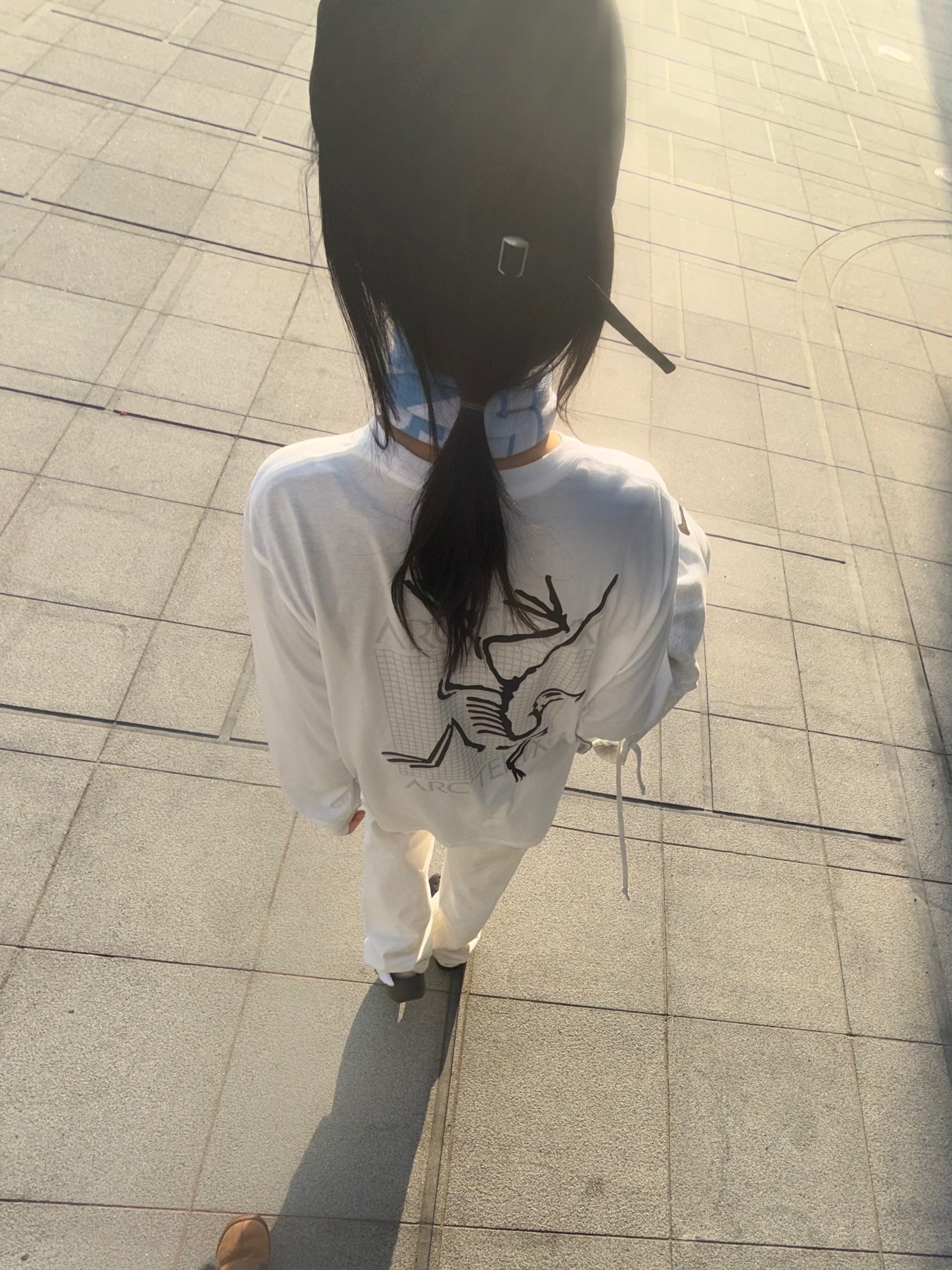 Arc'teryx Arc'Multi Bird Logo LS T-Shirt White Light 착용 스타일