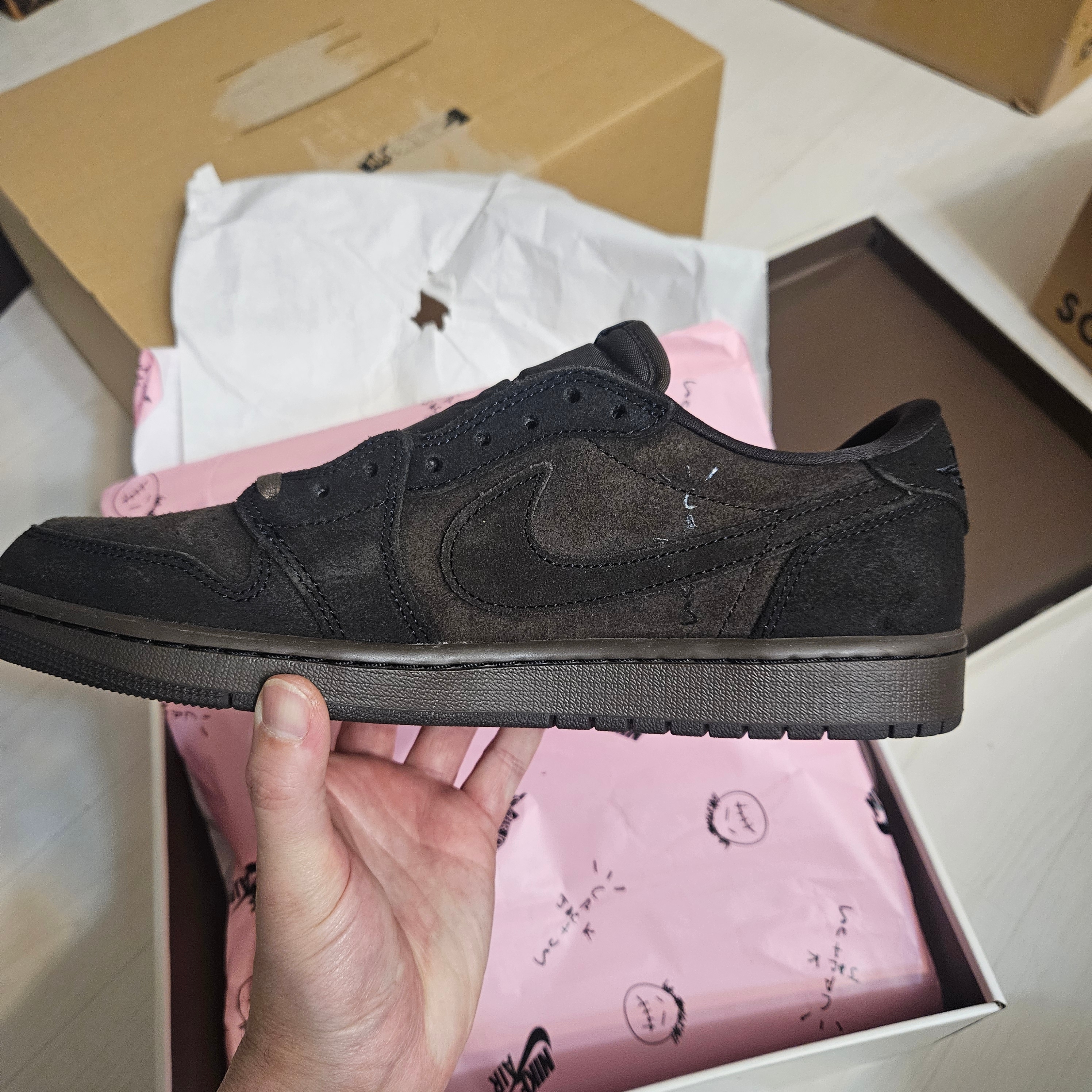 Jordan 1 x Travis Scott Retro Low OG SP Velvet Brown and Dark Mocha 착용 스타일 - 1