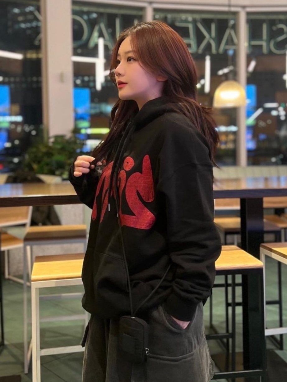PHOS333 Graffiti Phos Hoodie Black 착용 스타일 - 1