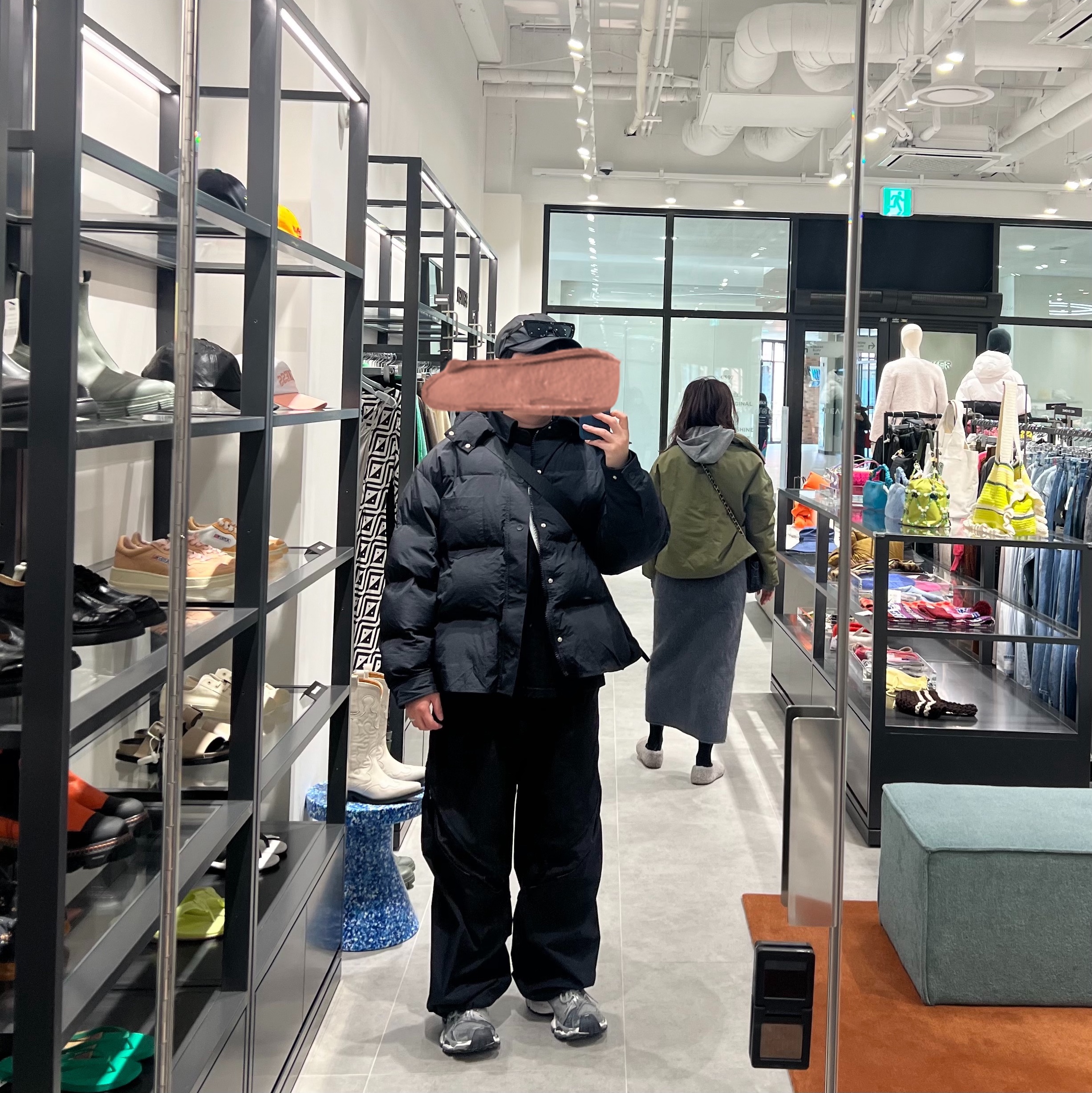 Jacquemus La Doudoune Chemise Puffed Parka Black, Balenciaga Stapler Sneaker Silver Grey 착용 스타일