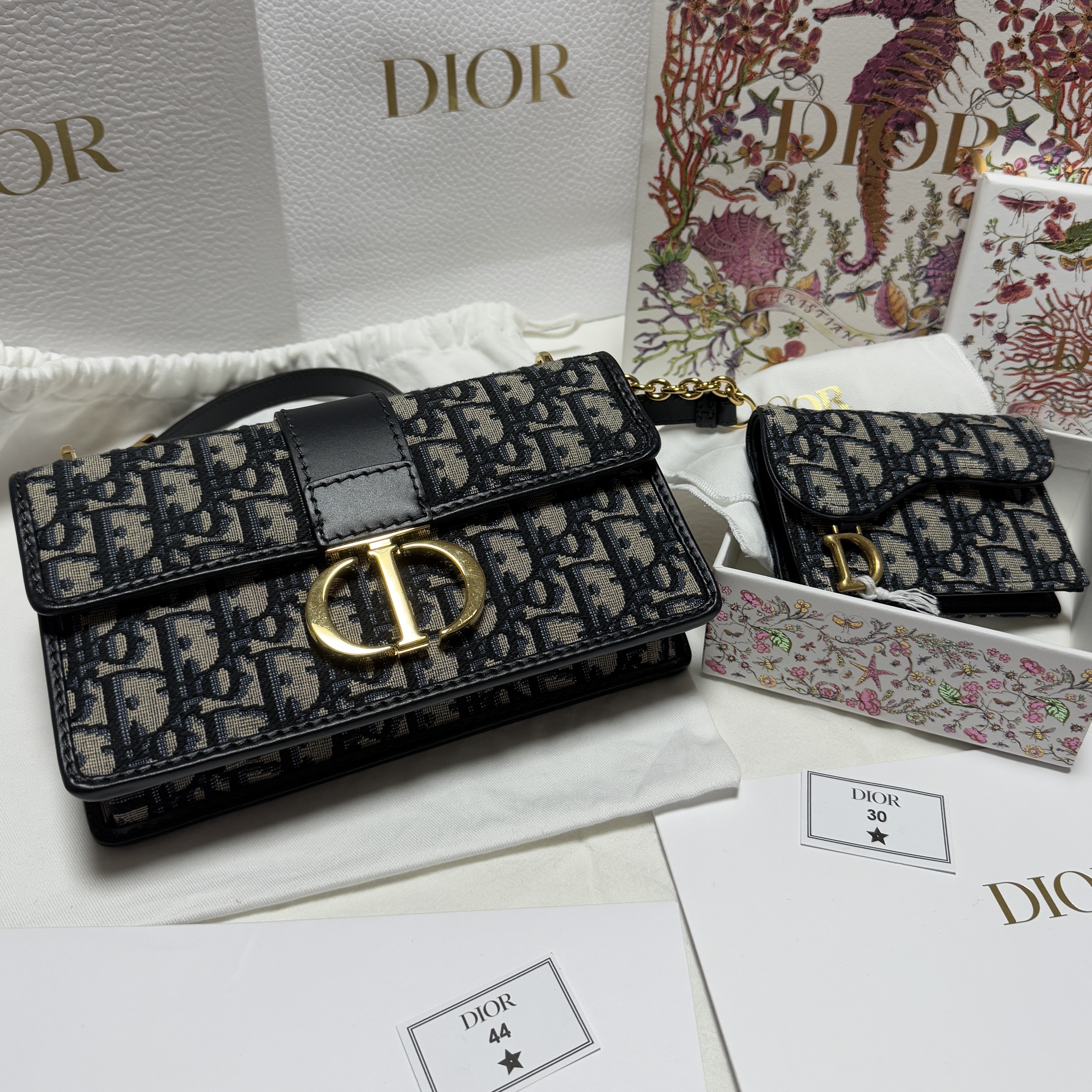 Dior Saddle Flap Card Holder Blue Dior Oblique Jacquard 착용 스타일 - 2