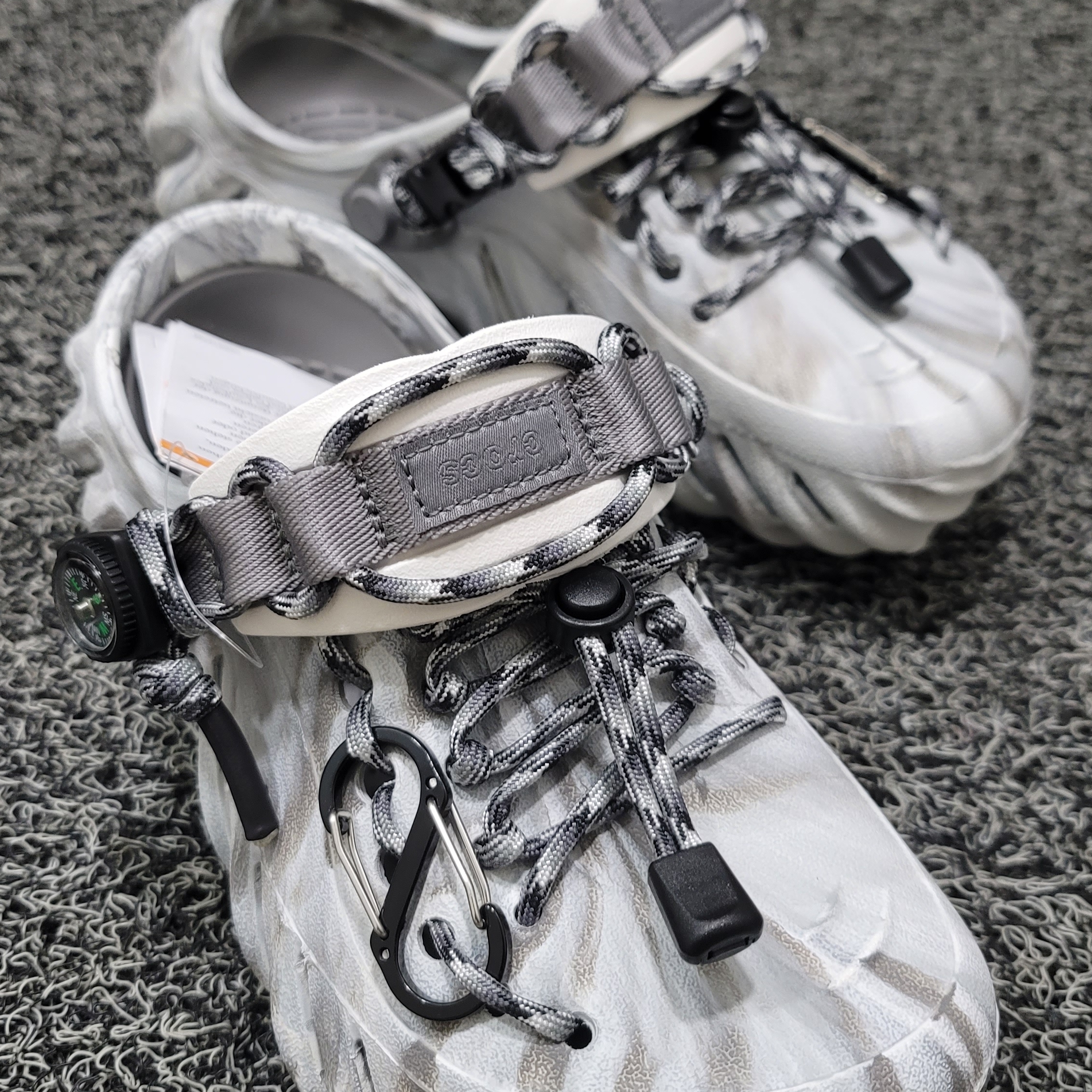 Crocs Echo Marbled Clog Moonlight Multi 착용 스타일