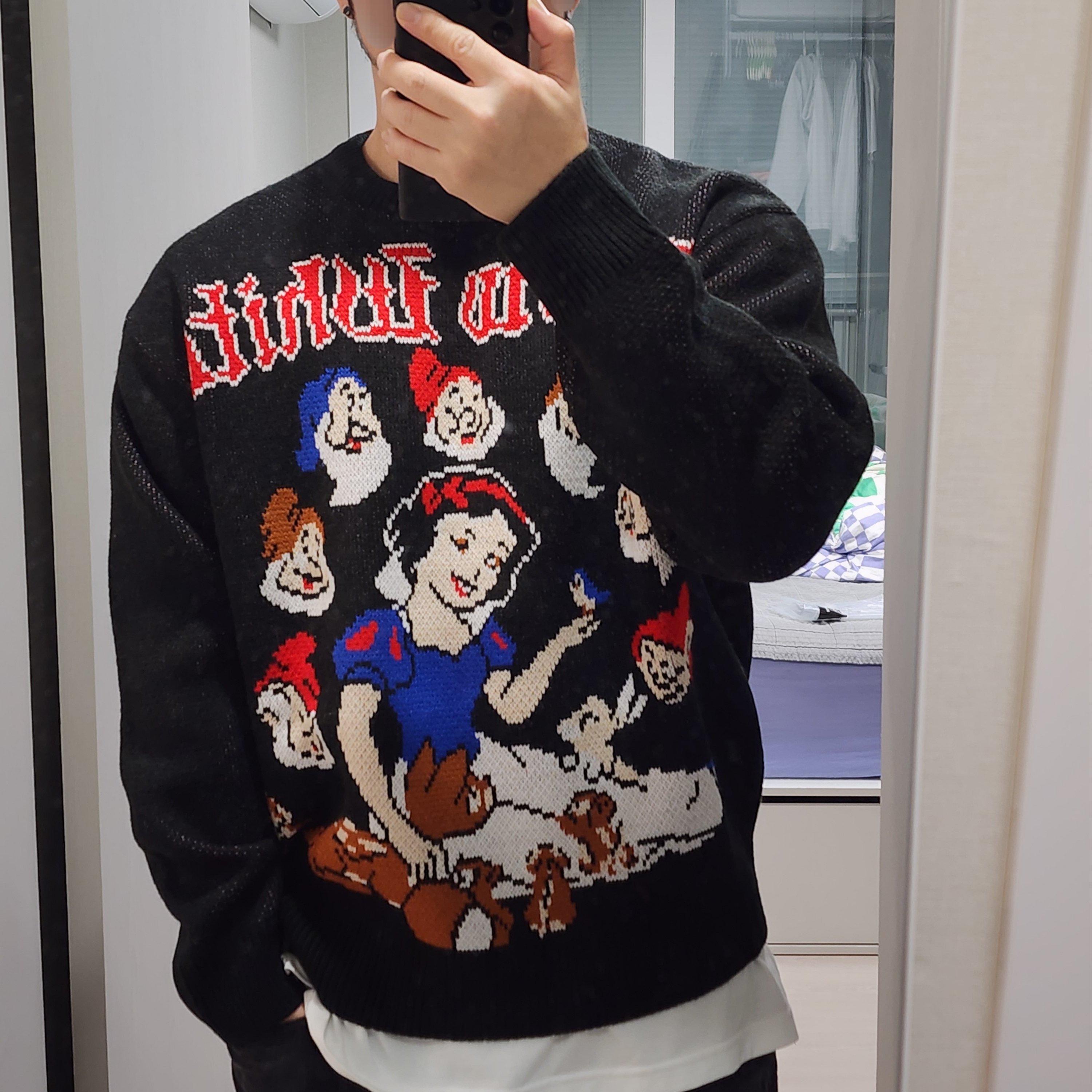Supreme Snow White Sweater Black - 24FW, Supreme Snow White Sweater White - 24FW 착용 스타일 - 3