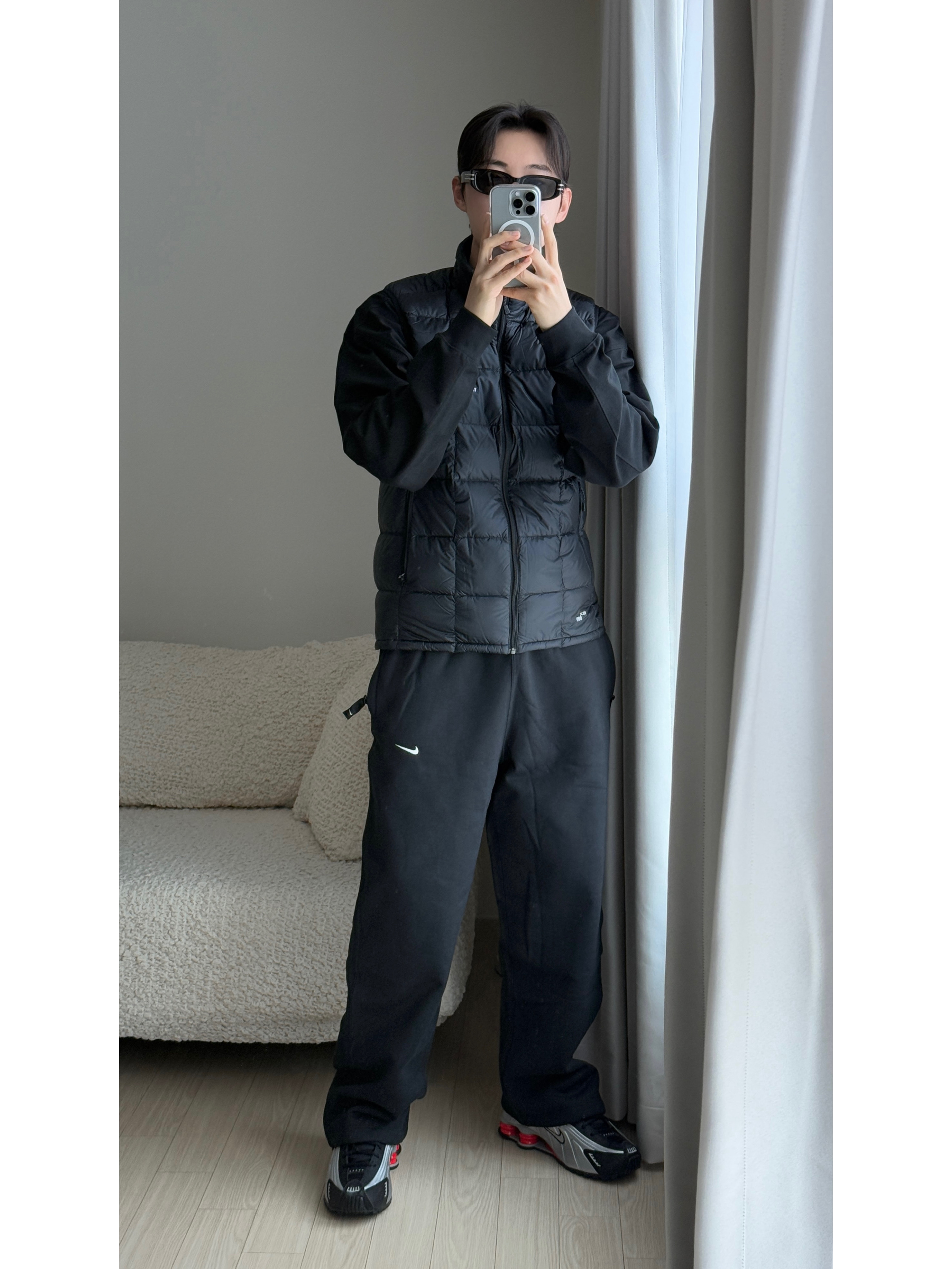 Nike Shox R4 Black and Metallic Silver, Nike NSW Swoosh Open Hem Fleece Pants Black - Asia 착용 스타일