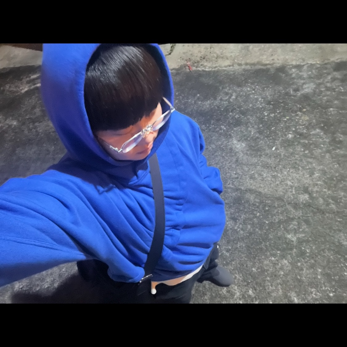 Nonnod x Shinsegae BAYC #8446 2-Piece Cropped Hoodie Washed Blue, Uniqlo 2-Way Utility Bag Black 착용 스타일