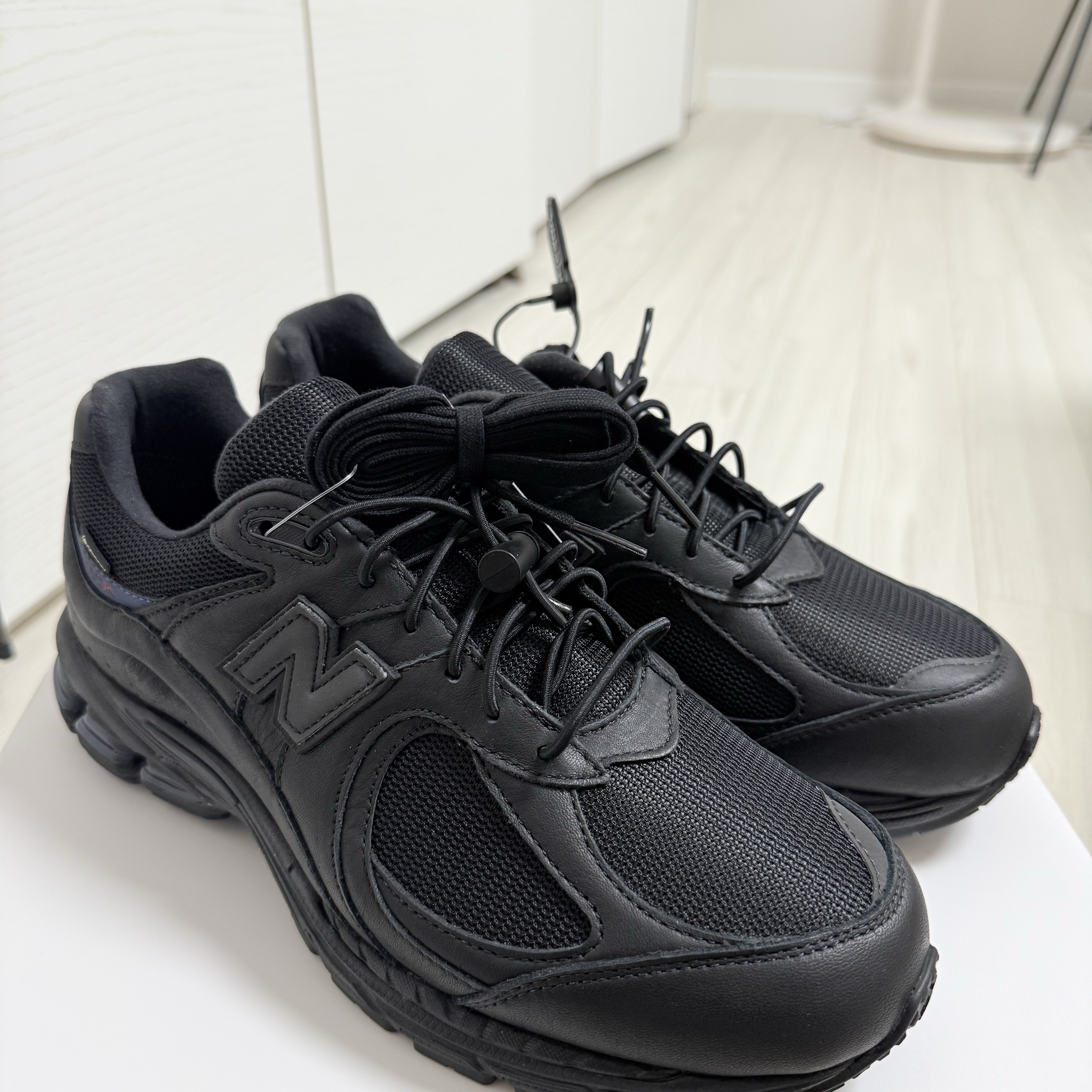 New Balance x JJJJound 2002R Leather Gore-Tex Black Storm 착용 스타일 - 1