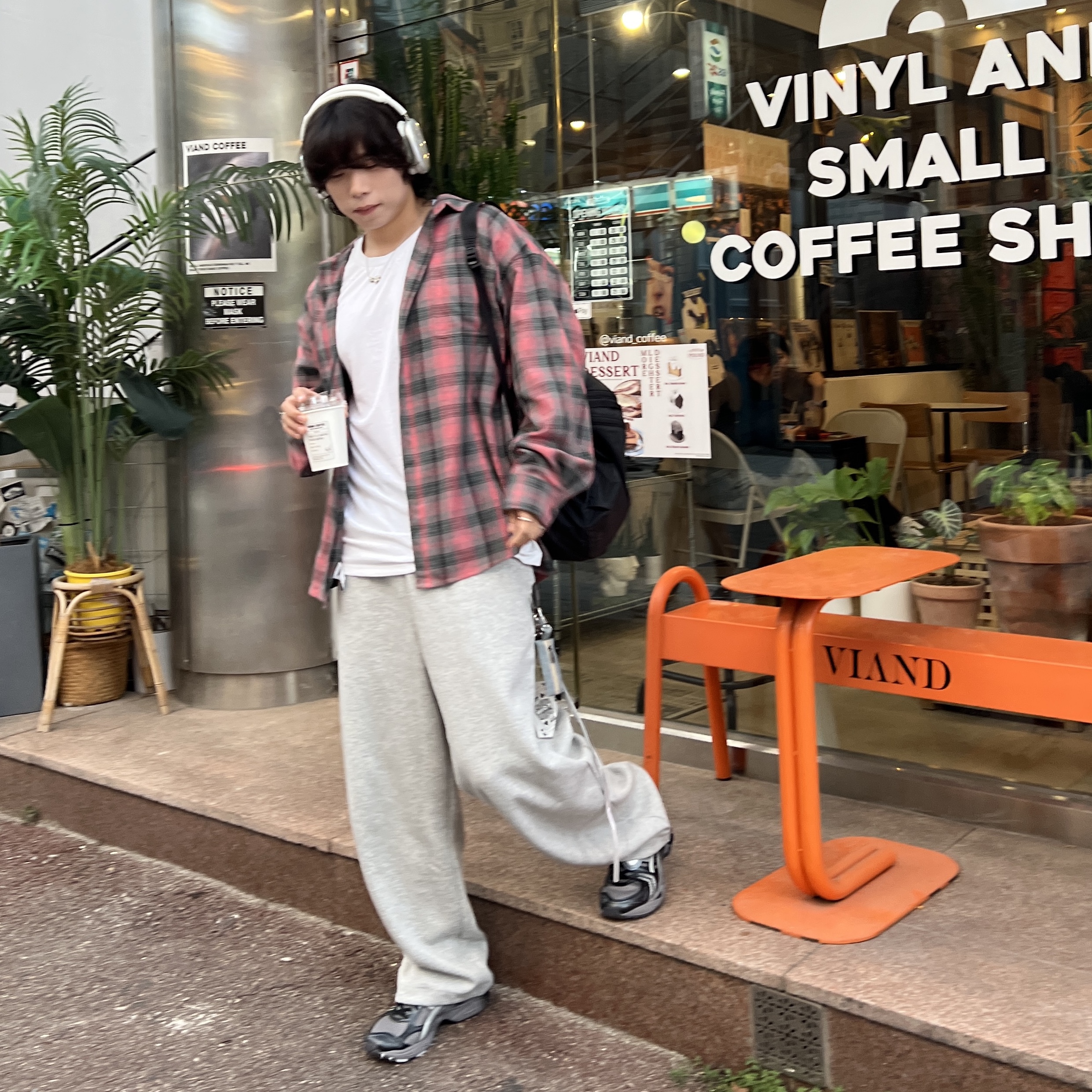 Asics x The Museum Visitor Gel-Kayano 14 Clay Grey Glacier Grey, Arc'teryx Heliad 15 Backpack Black 착용 스타일 - 3