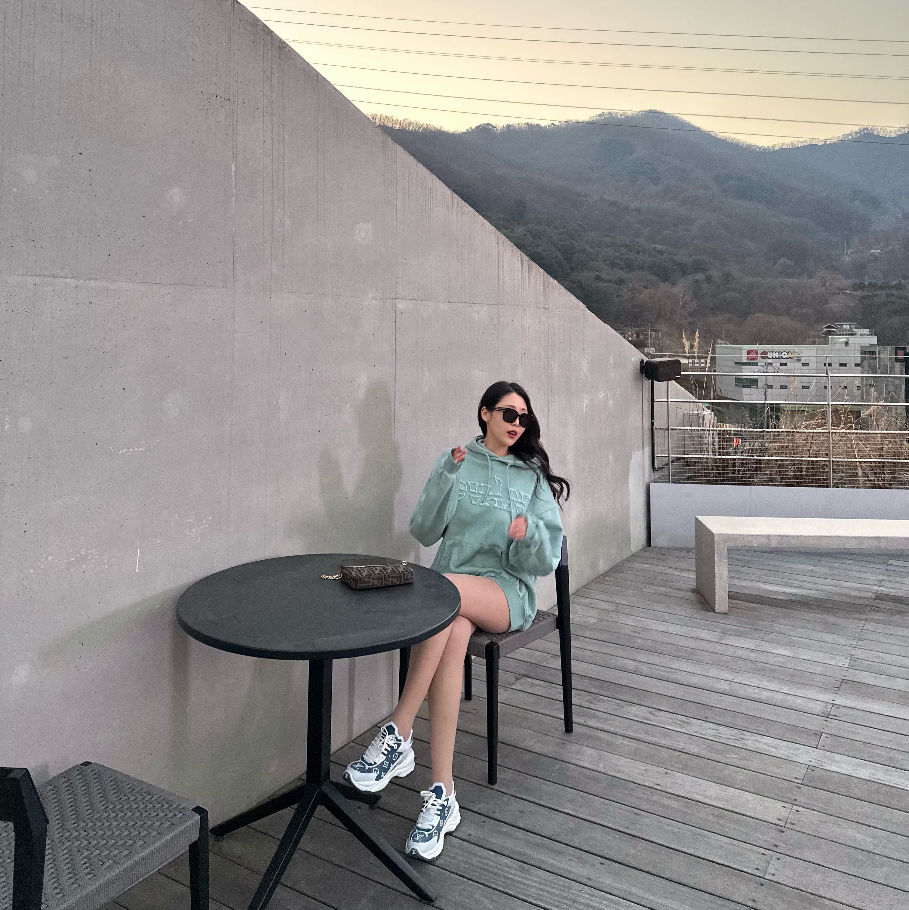DVAN Damaged Emb Pigment Hoodie Ice Mint 착용 스타일 - 1