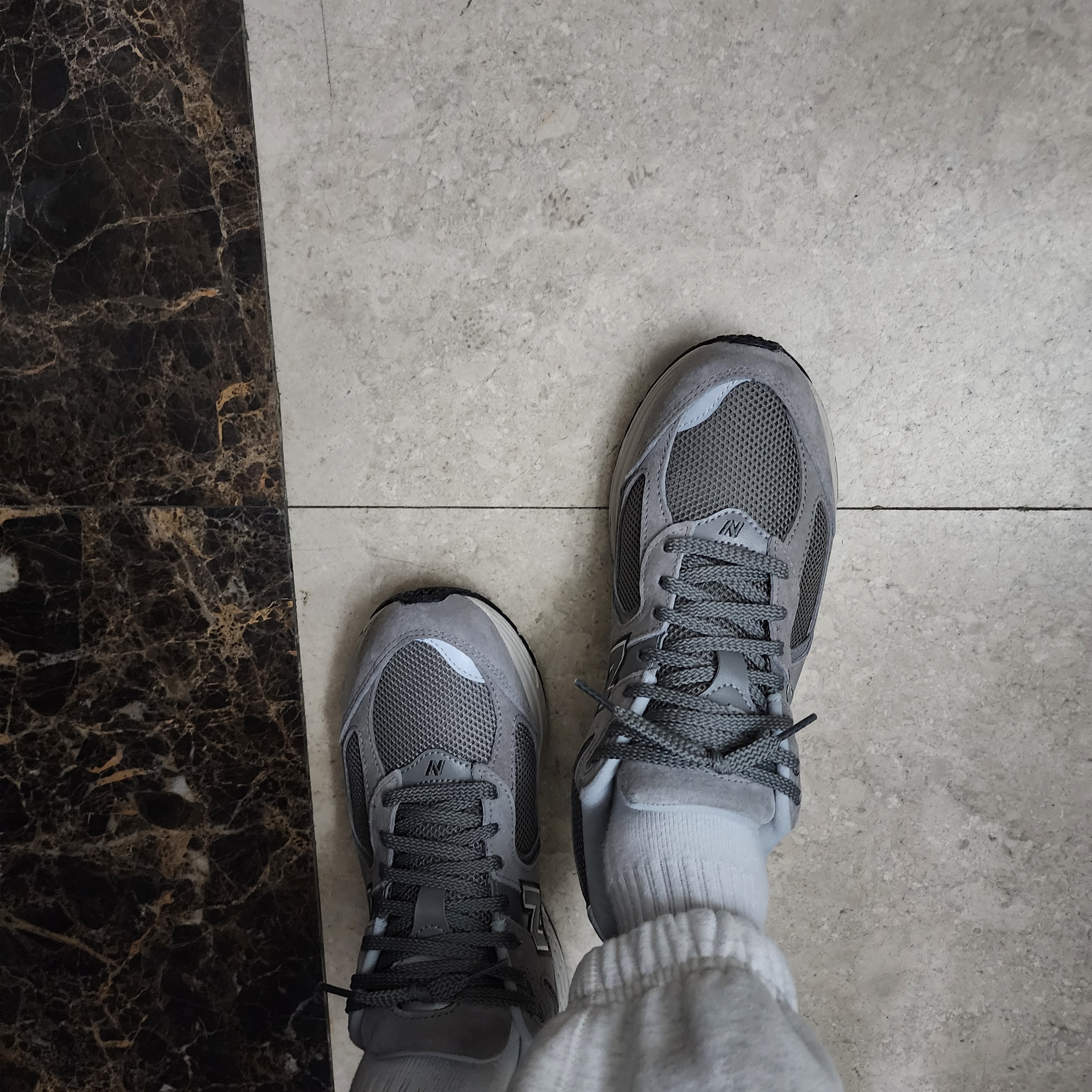 New Balance 2002R Grey 착용 스타일