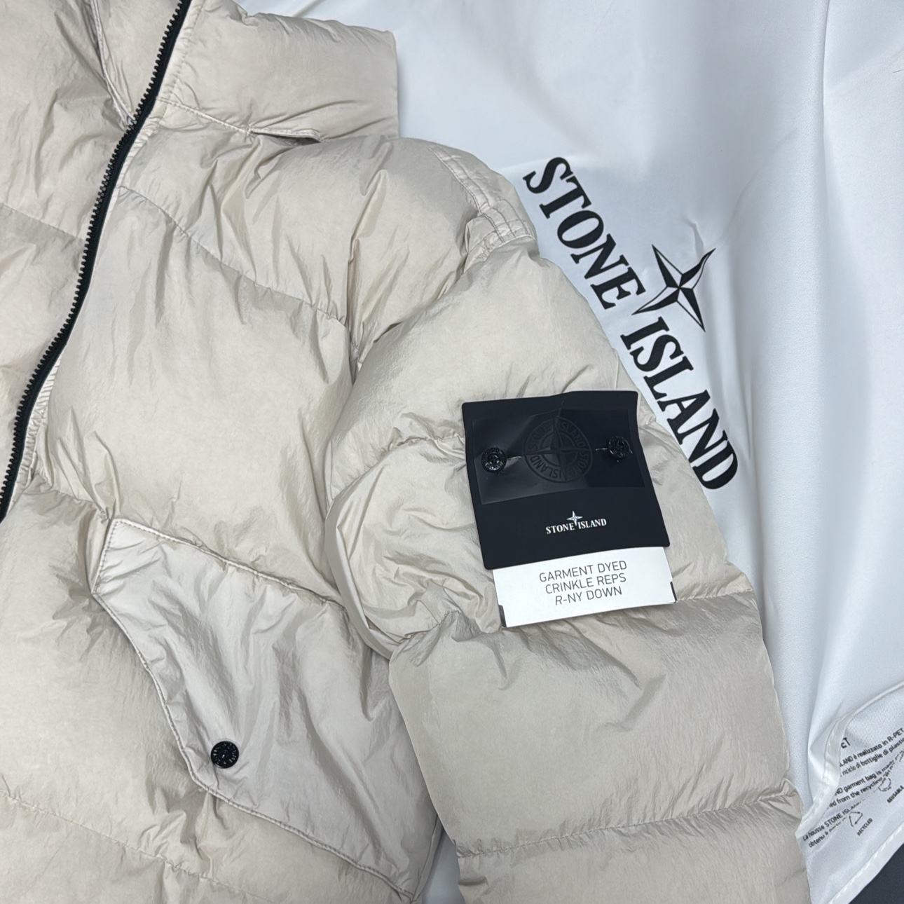 Stone Island 40623 Garment Dyed Crinkle Reps Recycled Nylon Down Jacket Plaster - 23FW 착용 스타일