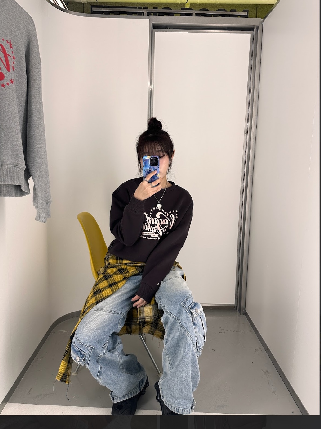 Vacant Archive Unisex Vacant Logo Sweat Shirt Black, Vacant Archive Unisex Vacant Logo Sweat Shirt Brown 착용 스타일