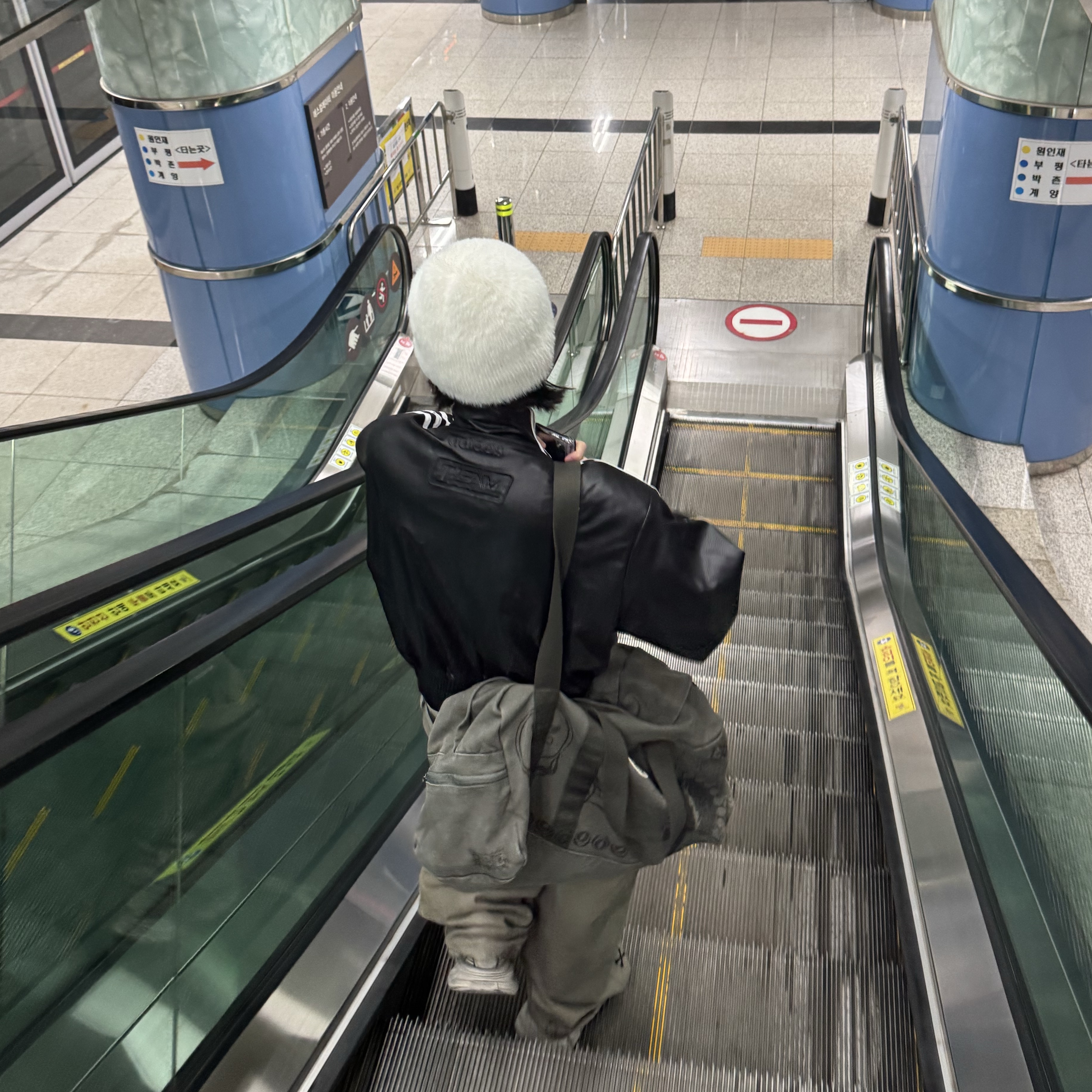 Thisisneverthat x Grateful Dead Iconography Duffle Bag Olive Drab, Adidas Faux Leather Adicolor 3S Loose Firebird Tracksuit Jacket Black - KR Sizing 착용 스타일 - 2
