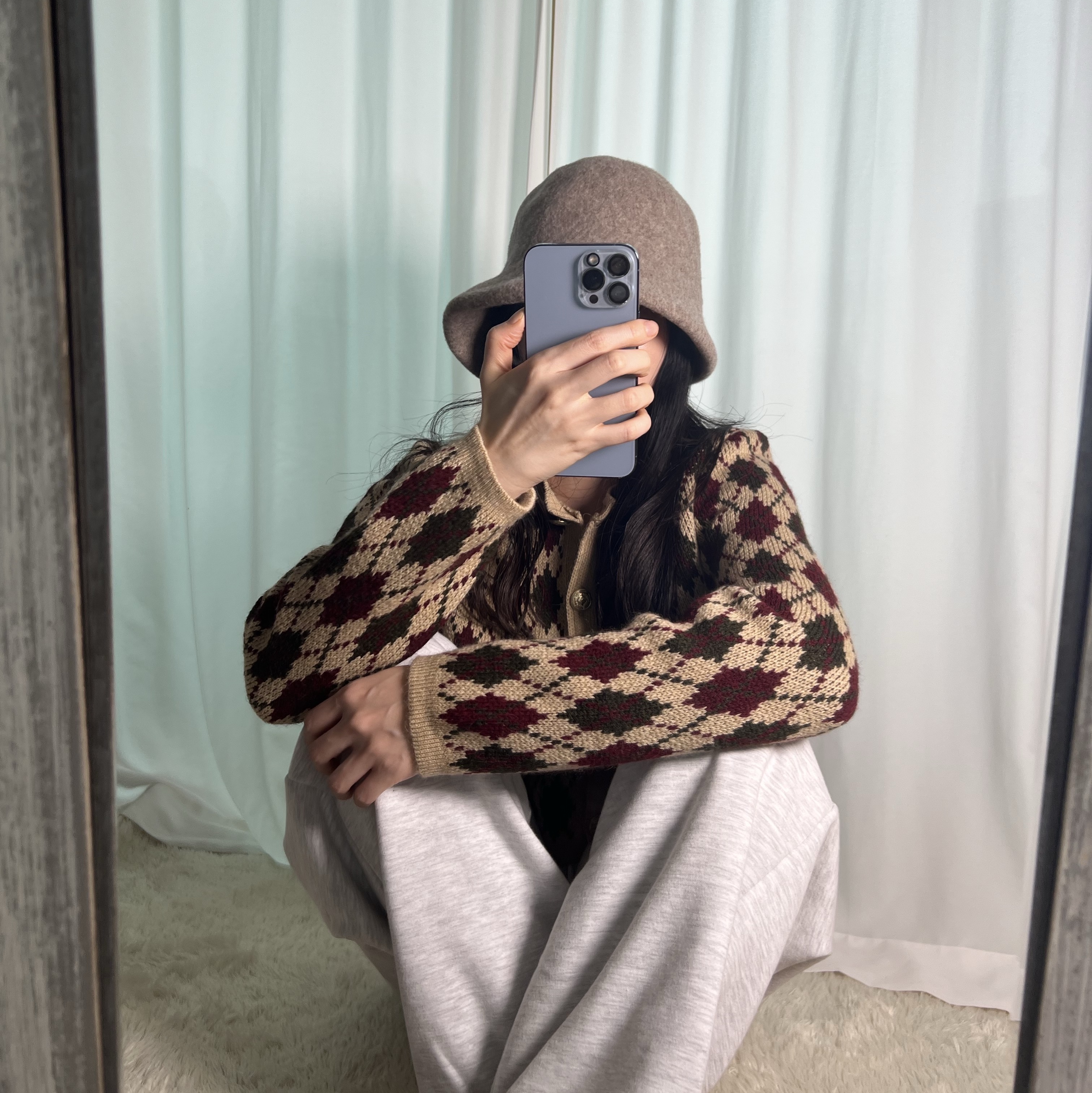(W) Vivienne Westwood Line Orb Embroidery Basque Crochet Bucket Hat Mocha Brown 착용 스타일