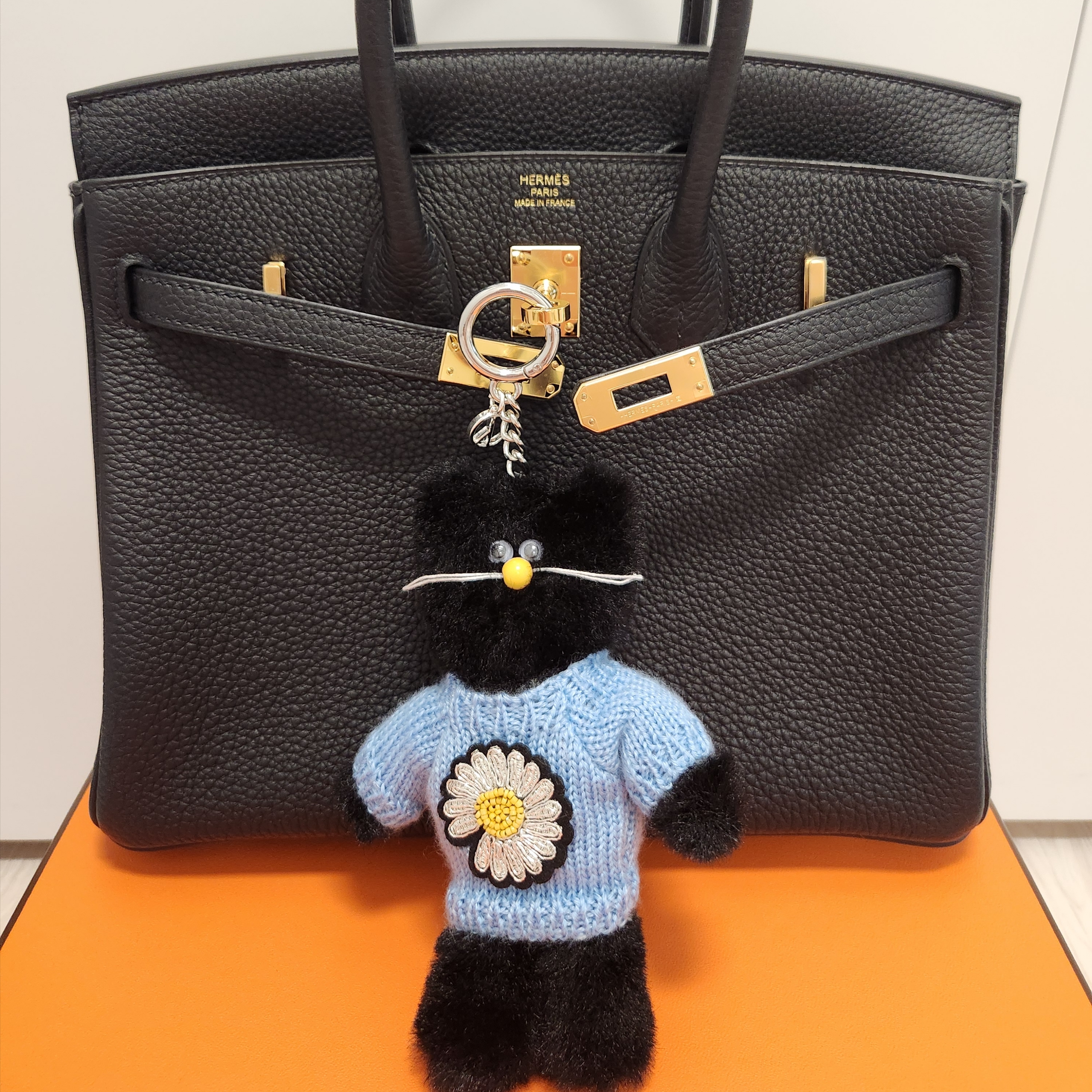 Monamhee x Peaceminusone Daihee Plush Keyring 착용 스타일