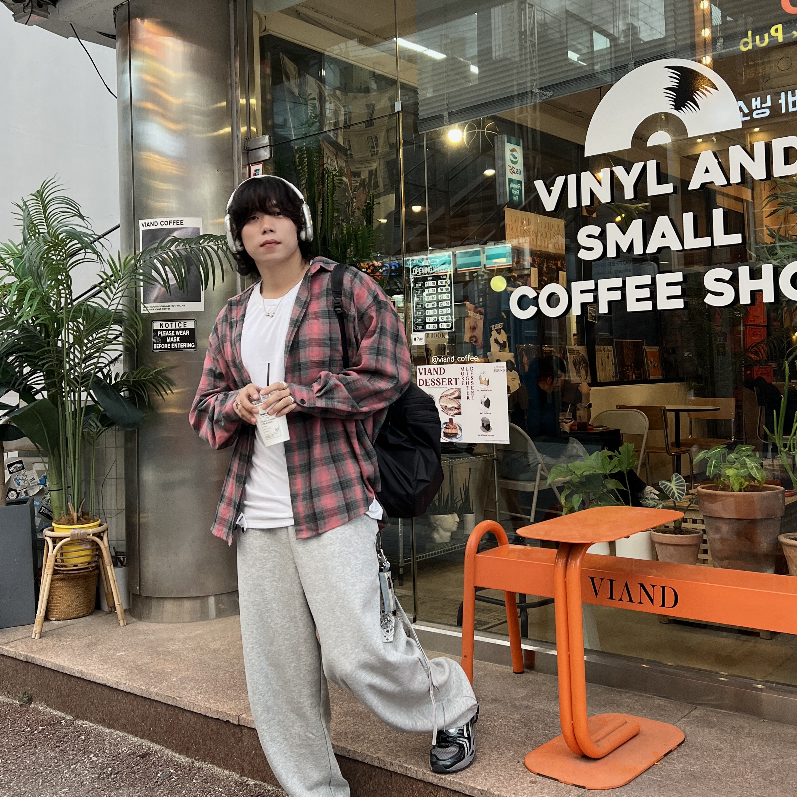 Asics x The Museum Visitor Gel-Kayano 14 Clay Grey Glacier Grey, Arc'teryx Heliad 15 Backpack Black 착용 스타일 - 2