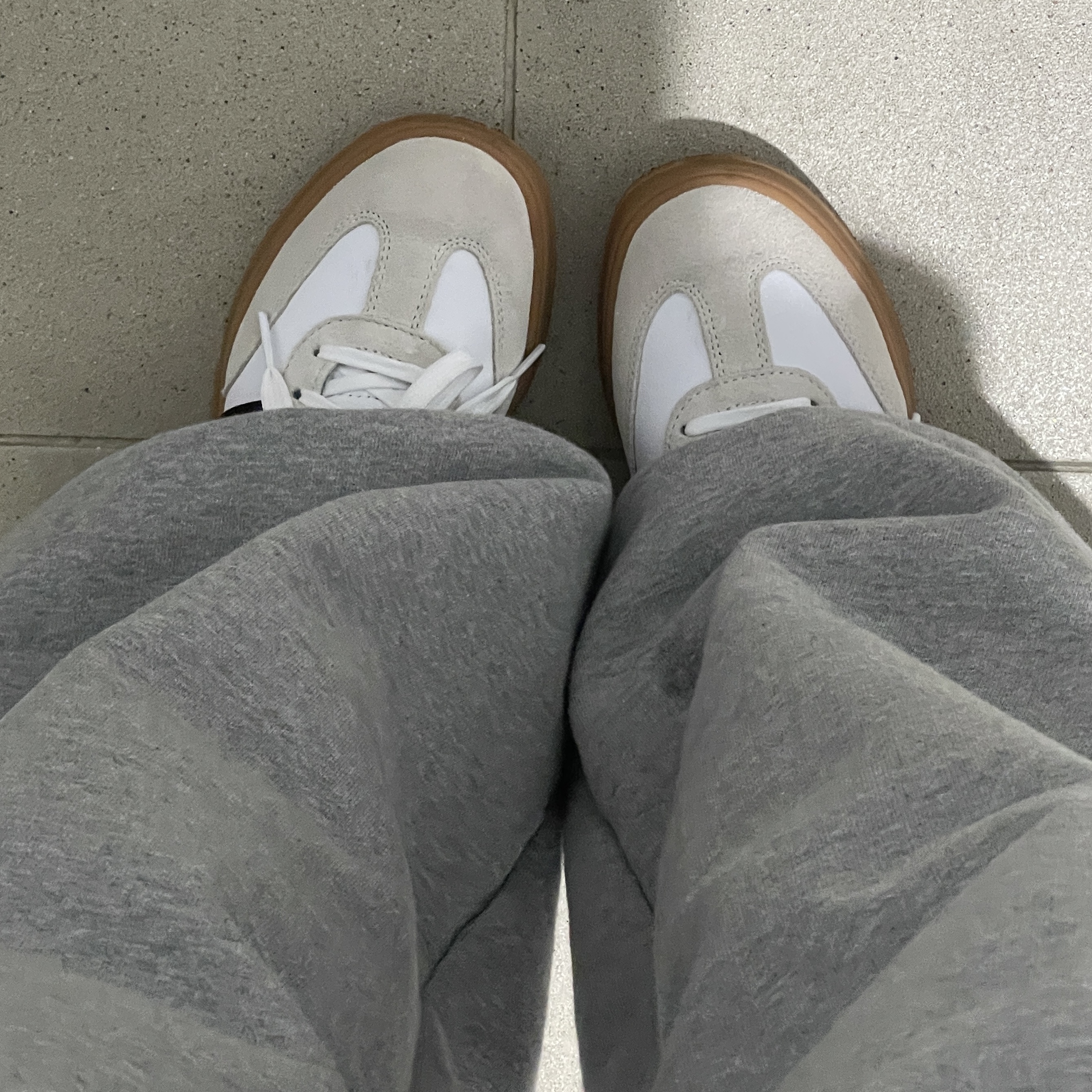 Adidas Gradas White Core Black 착용 스타일