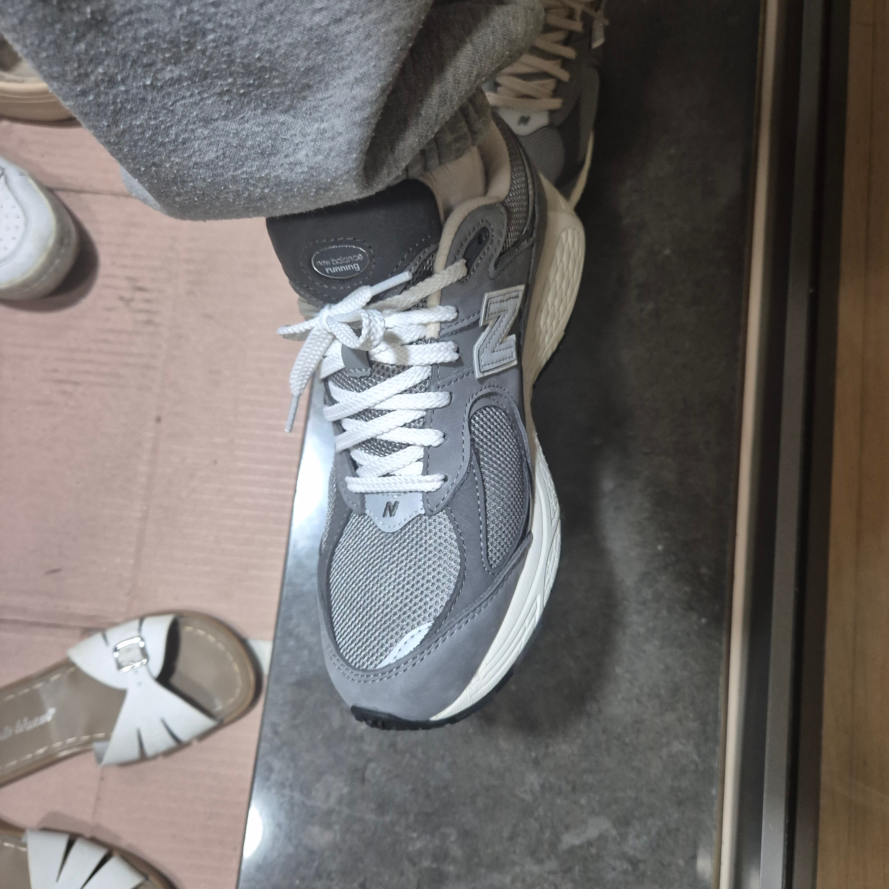 New Balance 2002R Premium Vintage Grey 착용 스타일 - 4