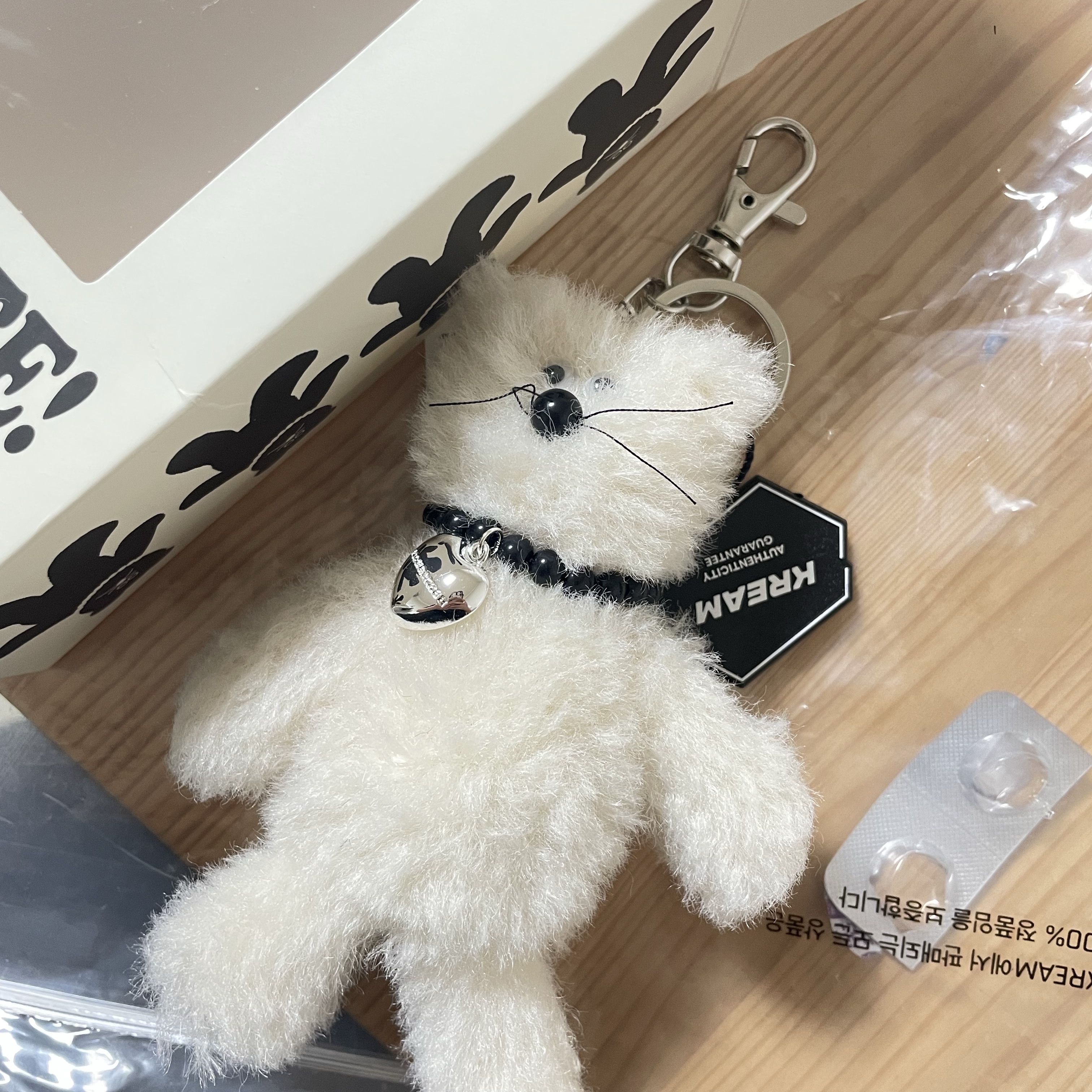 Monamhee Creami Keyring Cream - KREAM Exclusive 착용 스타일