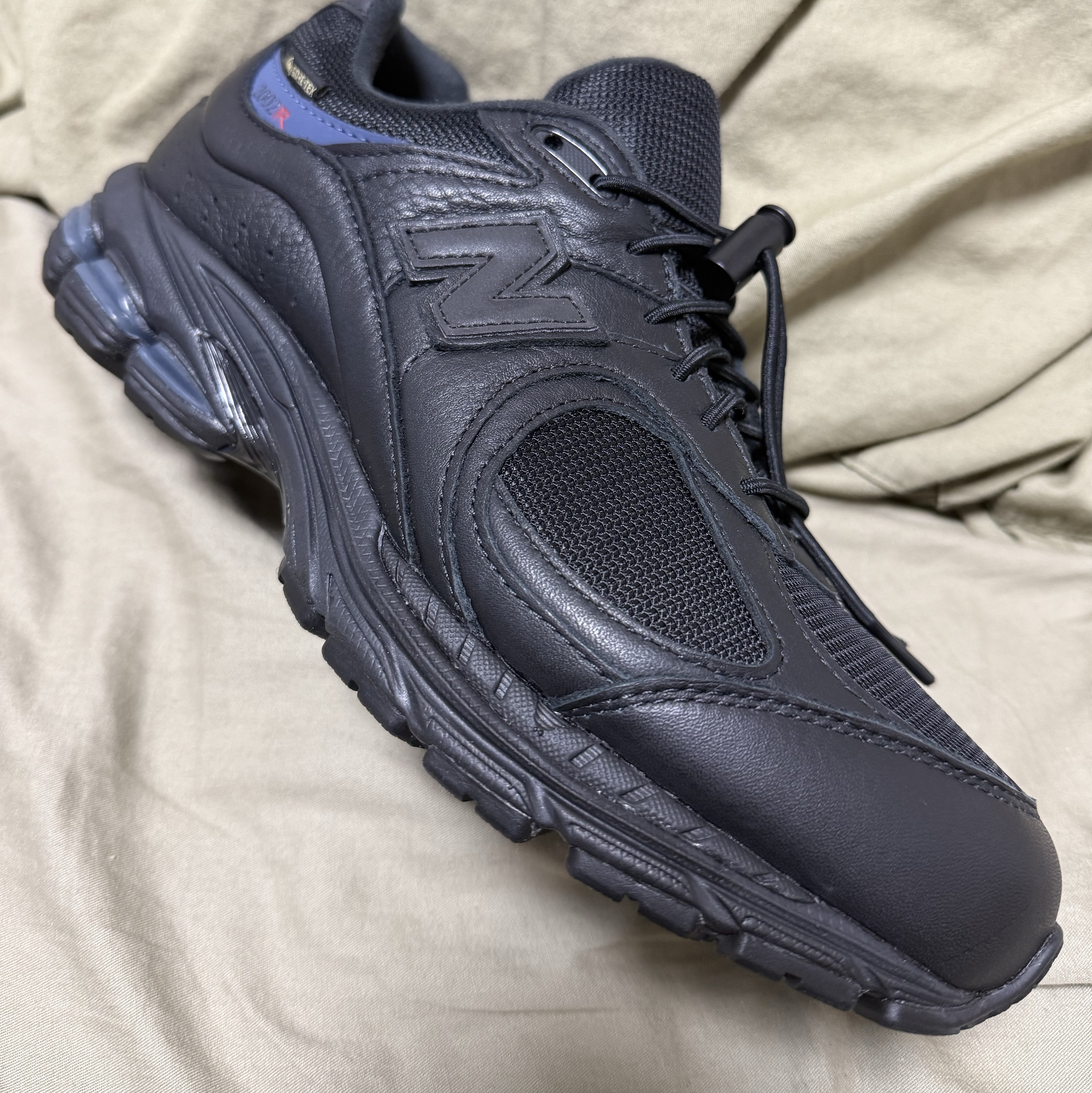 New Balance x JJJJound 2002R Leather Gore-Tex Black Storm 착용 스타일