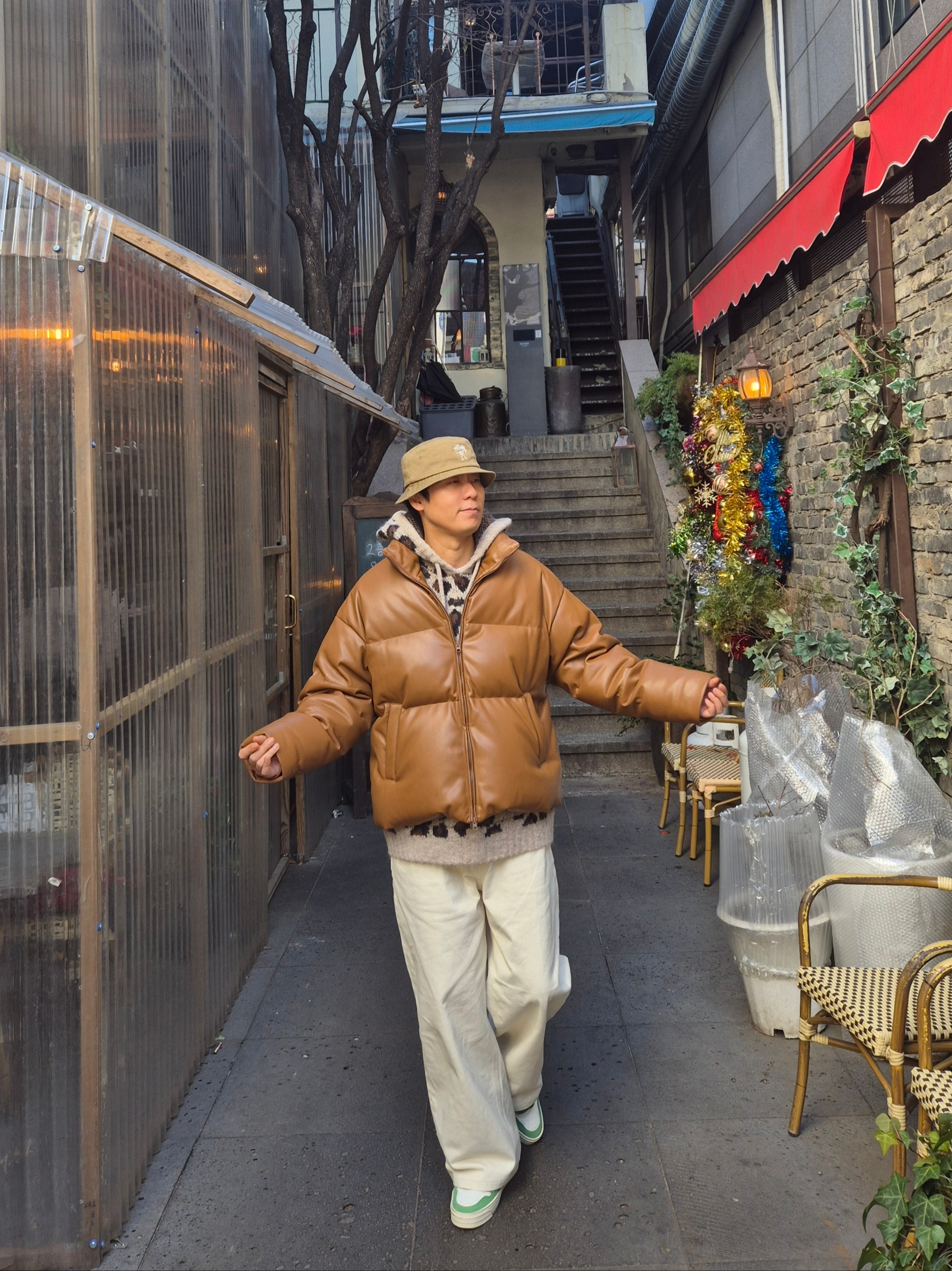 QT8 Garments GB Synthetic Leather Duck Down Short Padding Brown, Wrangler LOOSE STRAIGHT FIT Solid Denim Pants Ivory 착용 스타일 - 1