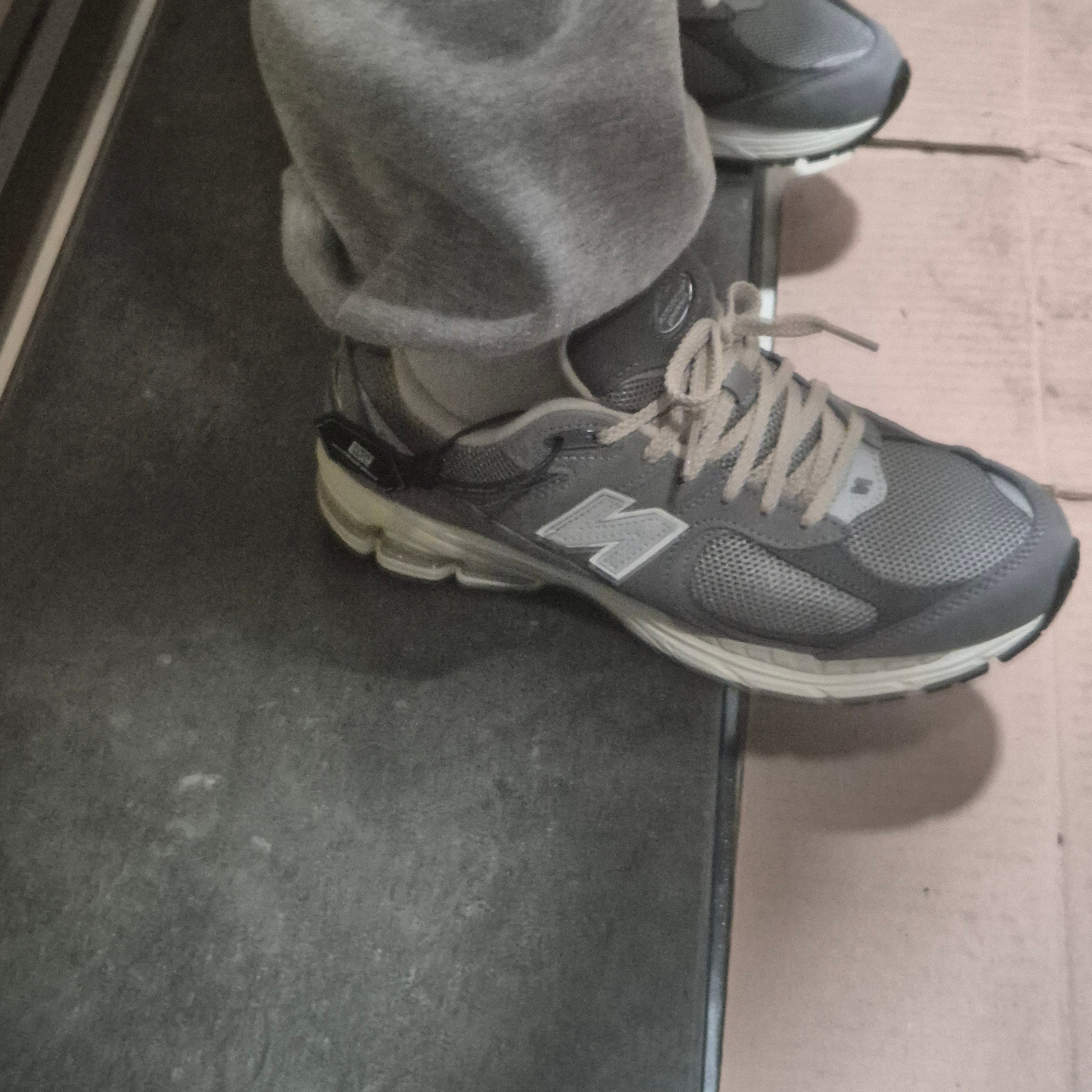 New Balance 2002R Premium Vintage Grey 착용 스타일 - 2