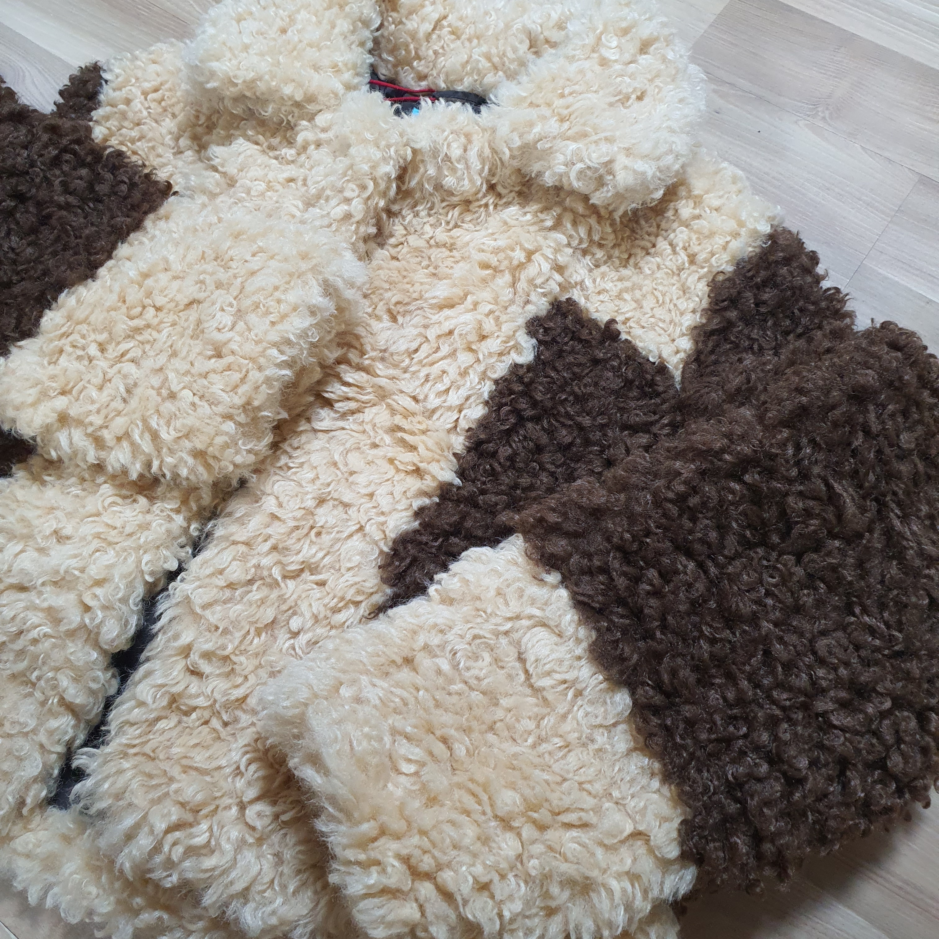 Crocs Classic Faux Doodle Fur Clog Sepia, Zara x Harry Lambert Faux Fur Jacket Brown 착용 스타일