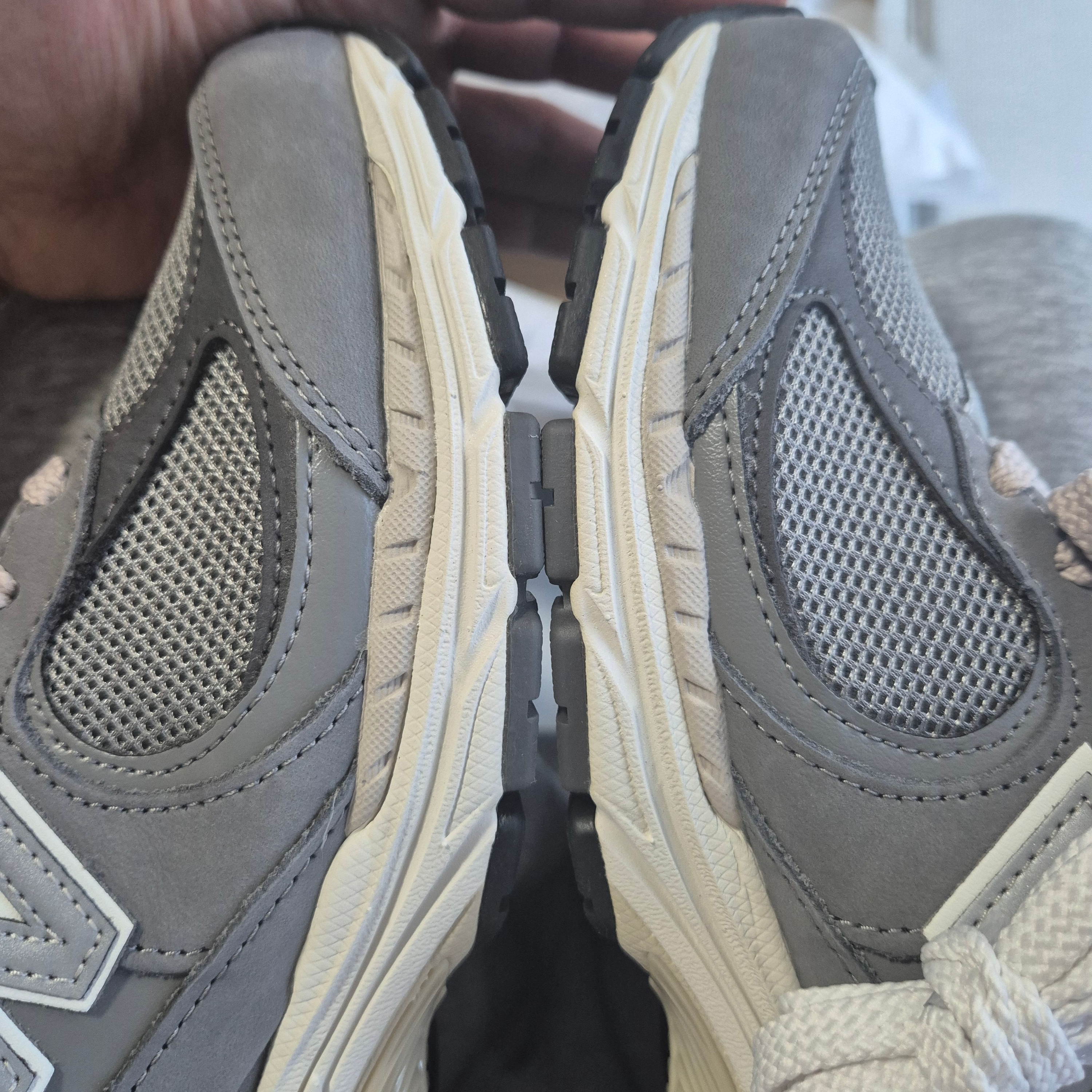 New Balance 2002R Premium Vintage Grey 착용 스타일 - 7