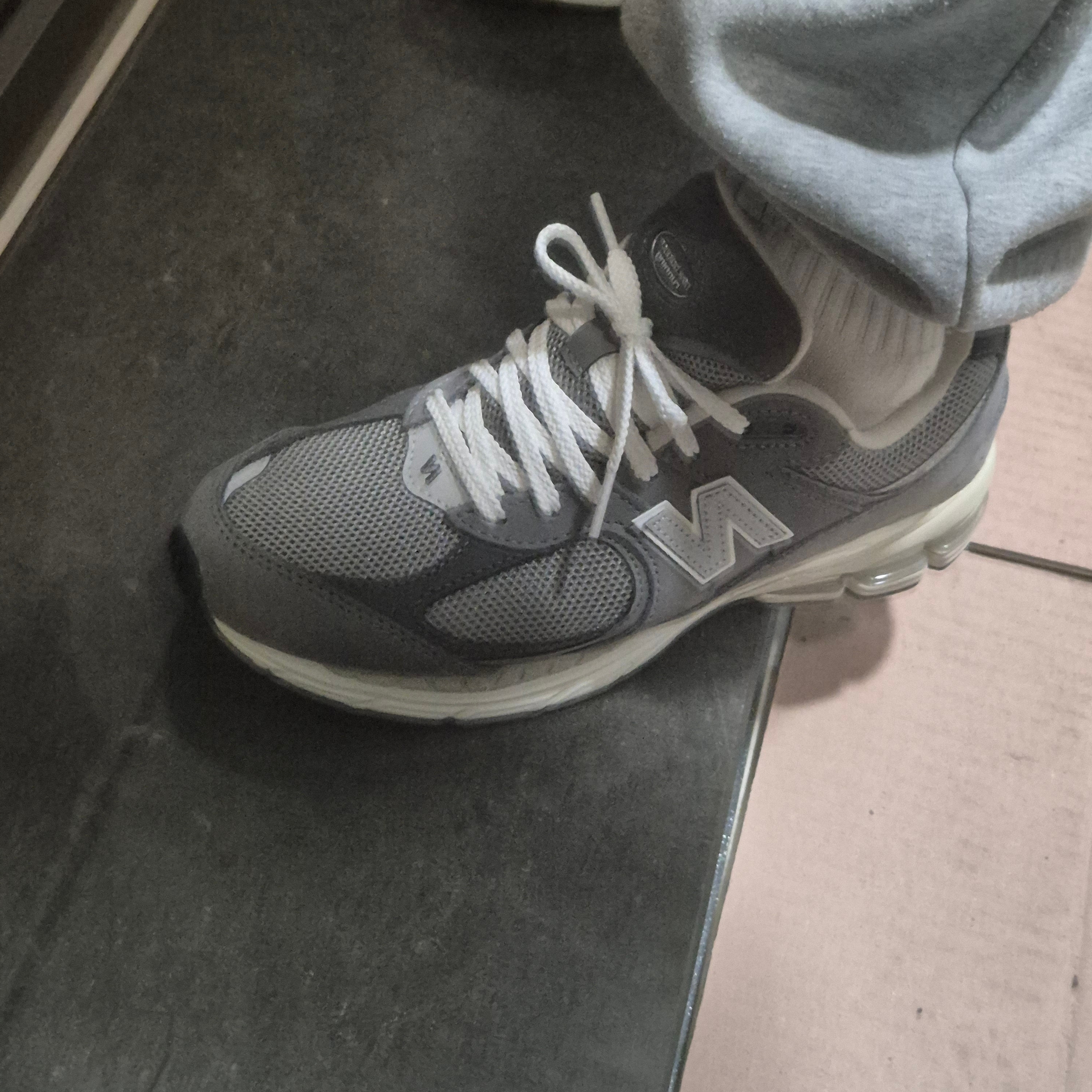 New Balance 2002R Premium Vintage Grey 착용 스타일 - 3