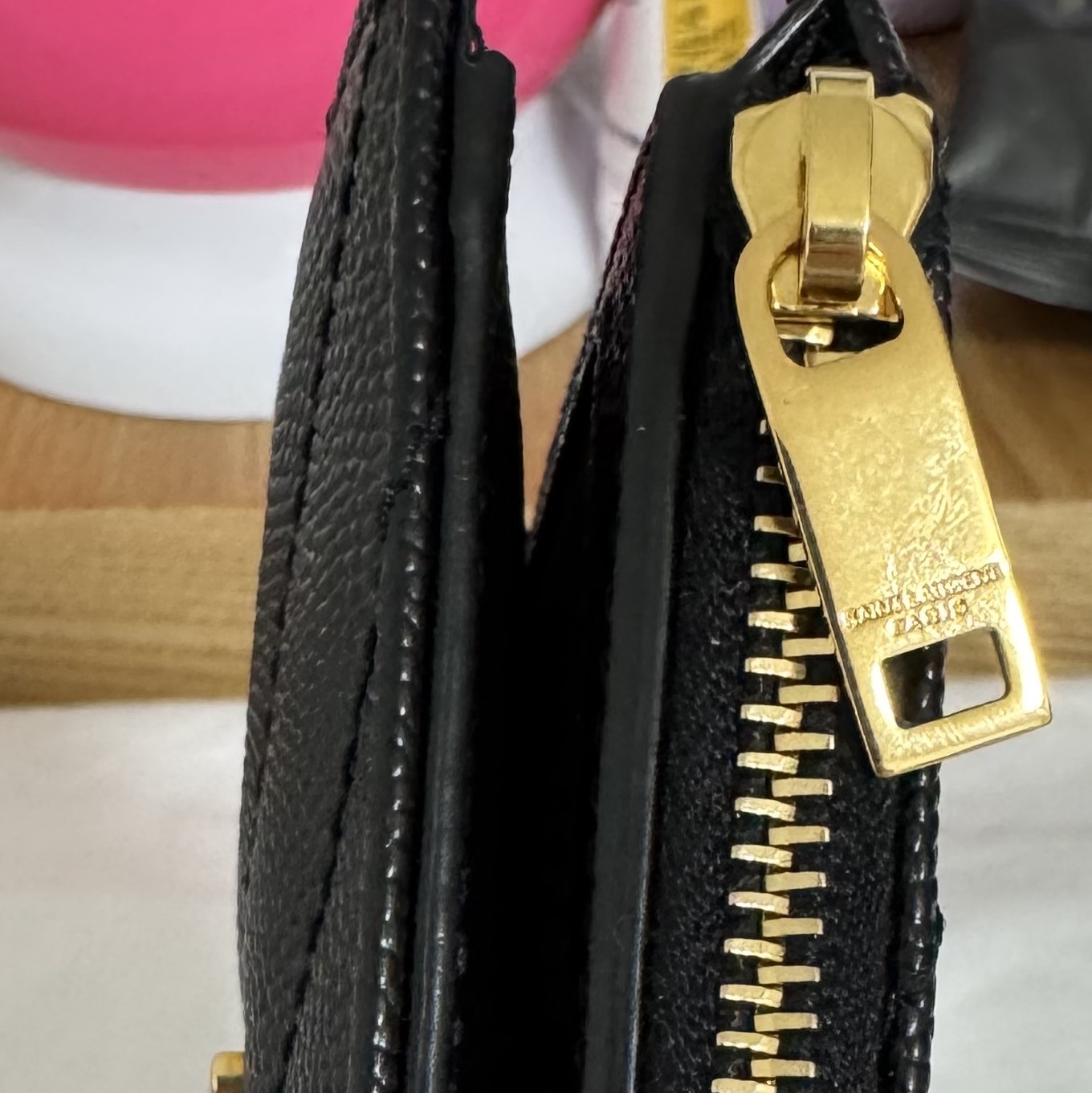 Saint Laurent Cassandre Matelasse Bi-fold Wallet in Grain de Poudre Embossed Leather Black, Saint Laurent Gold Monogram Card Case in Grain de Poudre Embossed Leather Black 착용 스타일 - 4
