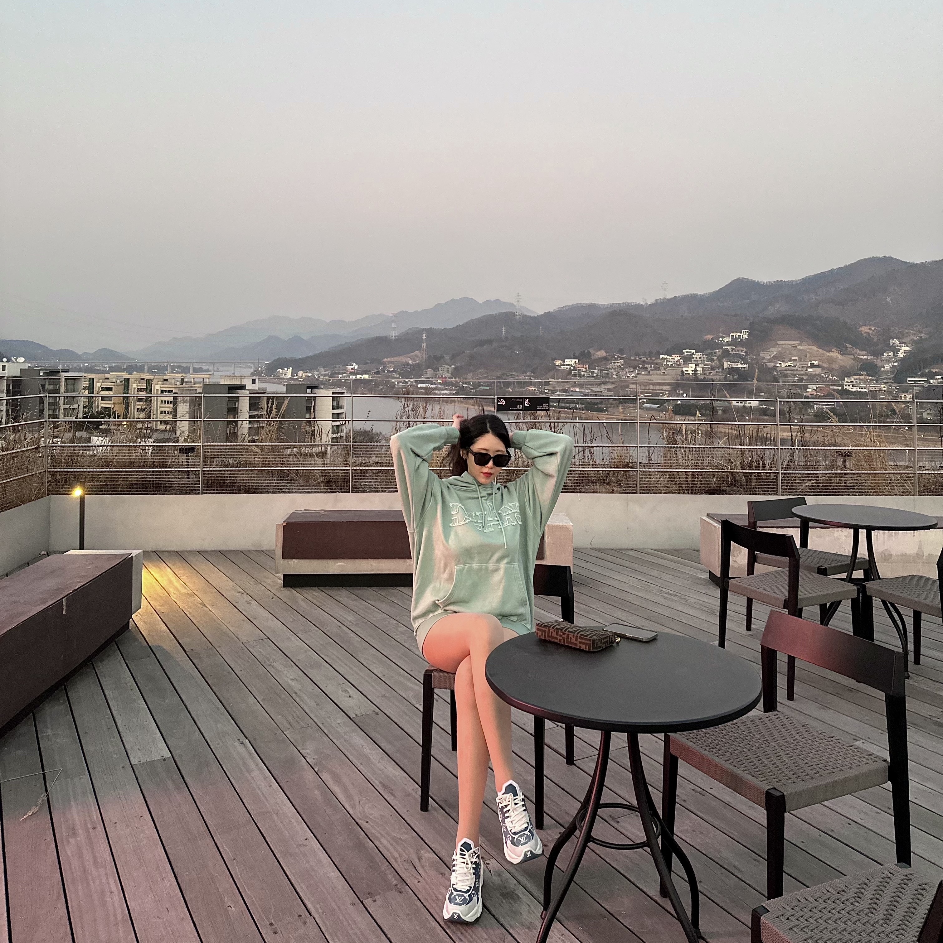 DVAN Damaged Emb Pigment Hoodie Ice Mint 착용 스타일 - 7