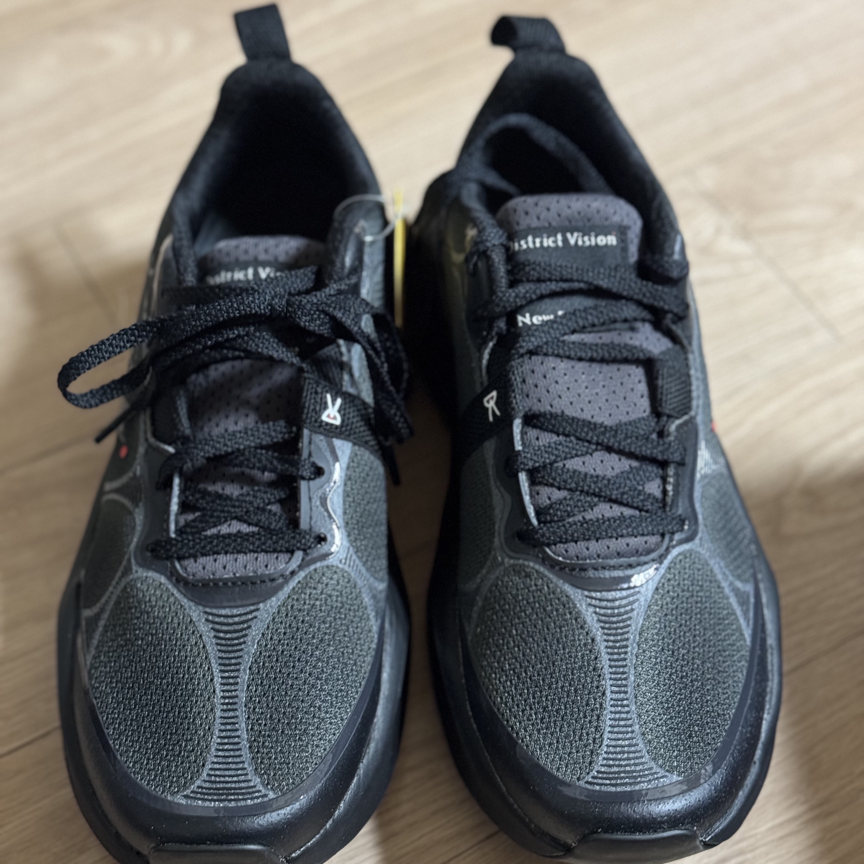 New Balance x District Vision Fresh Foam X Hierro v8 Magnet Black Beauty 착용 스타일 - 2