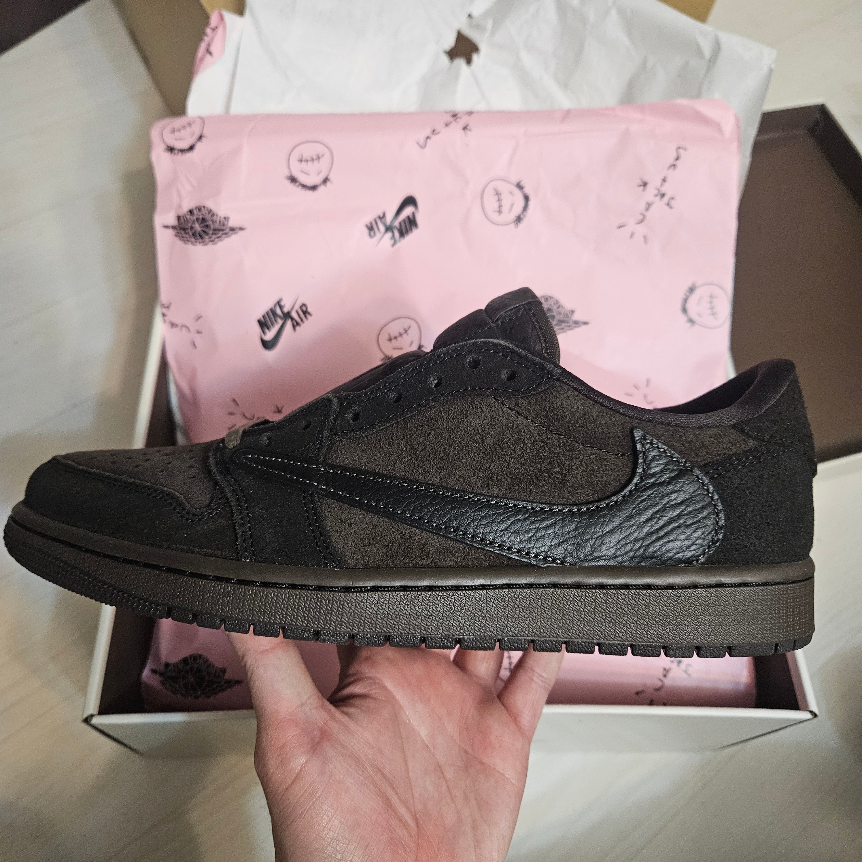 Jordan 1 x Travis Scott Retro Low OG SP Velvet Brown and Dark Mocha 착용 스타일 - 2