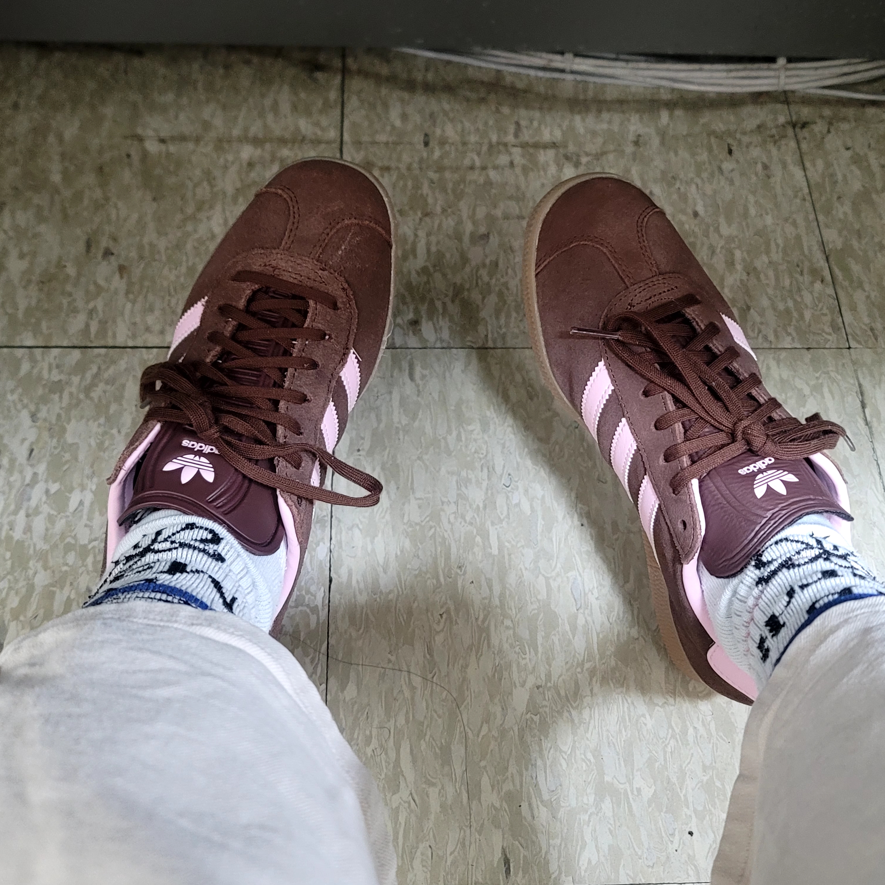 Adidas Gazelle Auburn Clear Pink 착용 스타일