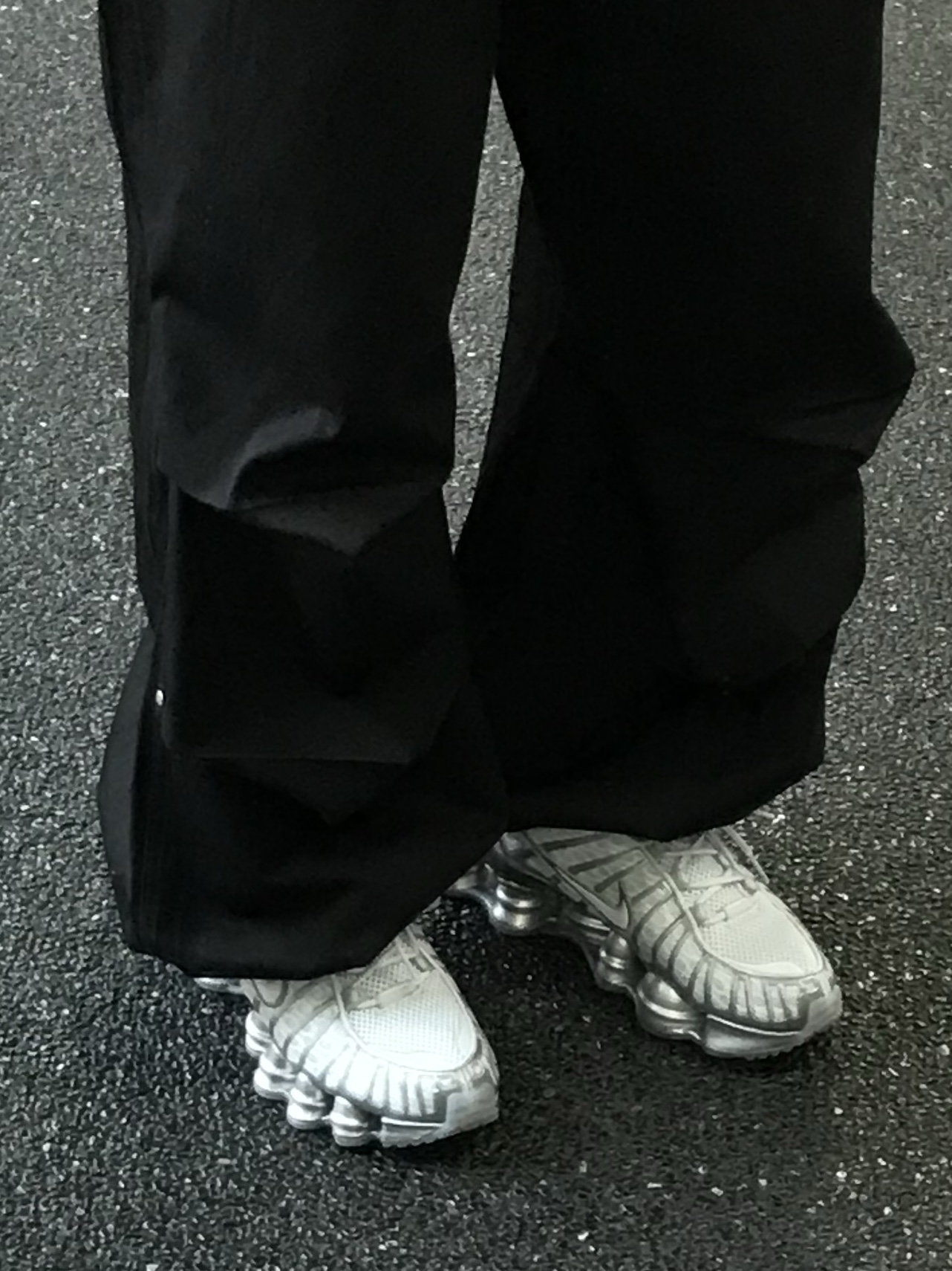 (W) Nike Shox TL Pure Platinum and Metallic Silver 착용 스타일 - 2