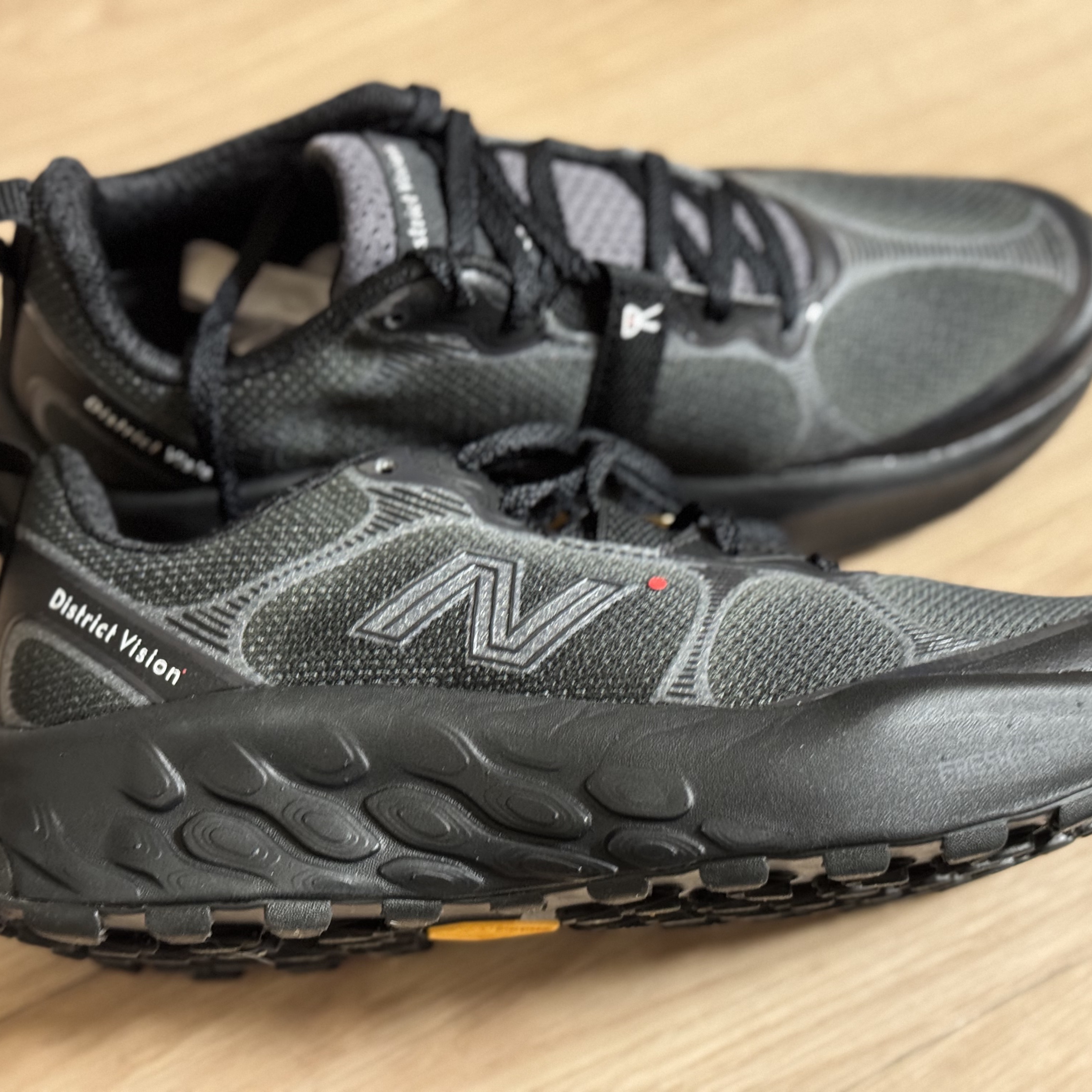 New Balance x District Vision Fresh Foam X Hierro v8 Magnet Black Beauty 착용 스타일 - 1