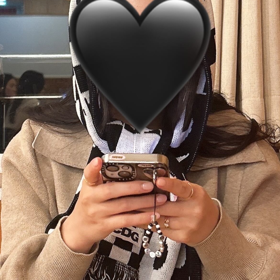 CDG Logo Check Muffler White Black, Casetify x Matin Kim iPhone Signature Magsafe Mirror Case Silver 착용 스타일