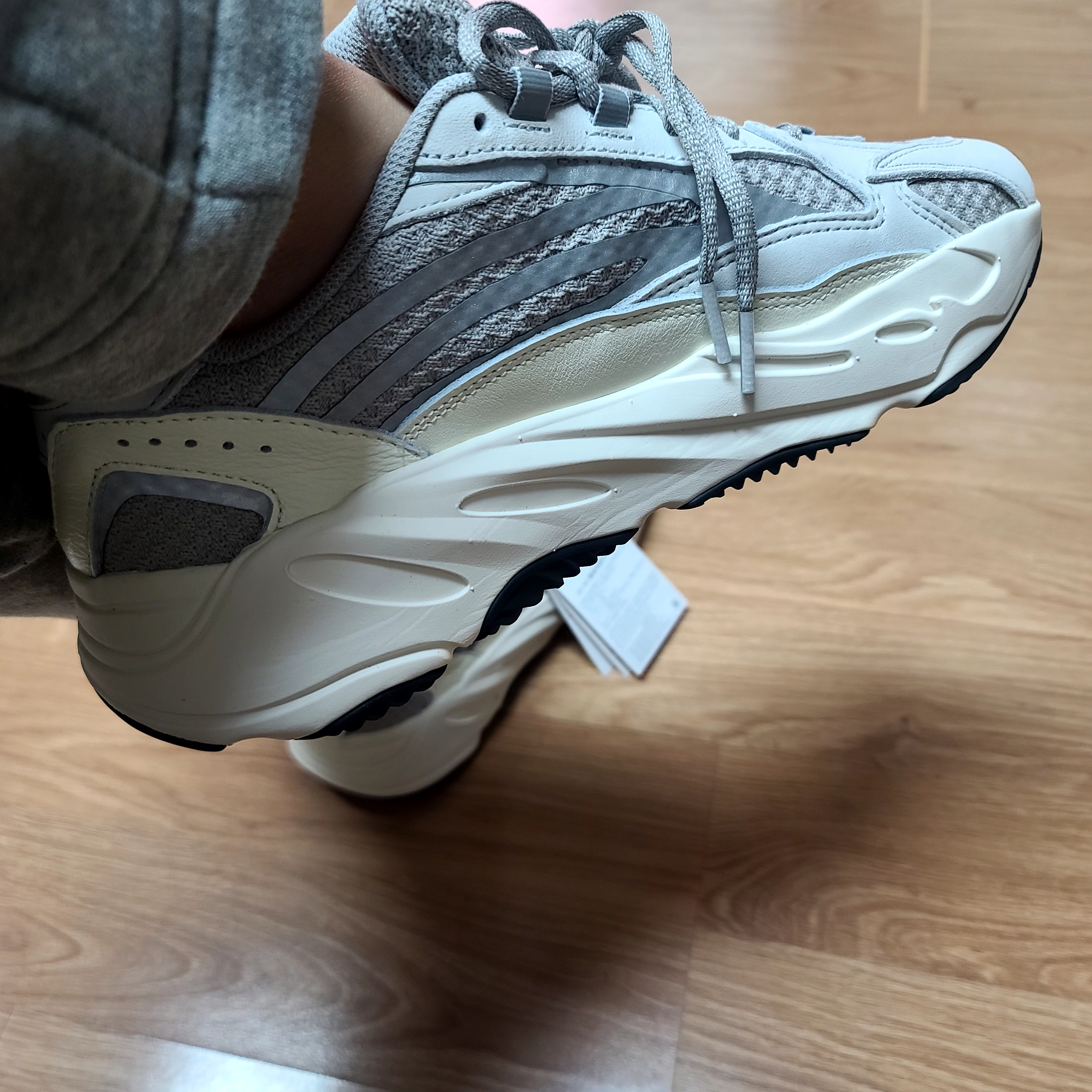 Adidas Yeezy Boost 700 V2 Static 2022 착용 스타일 - 4