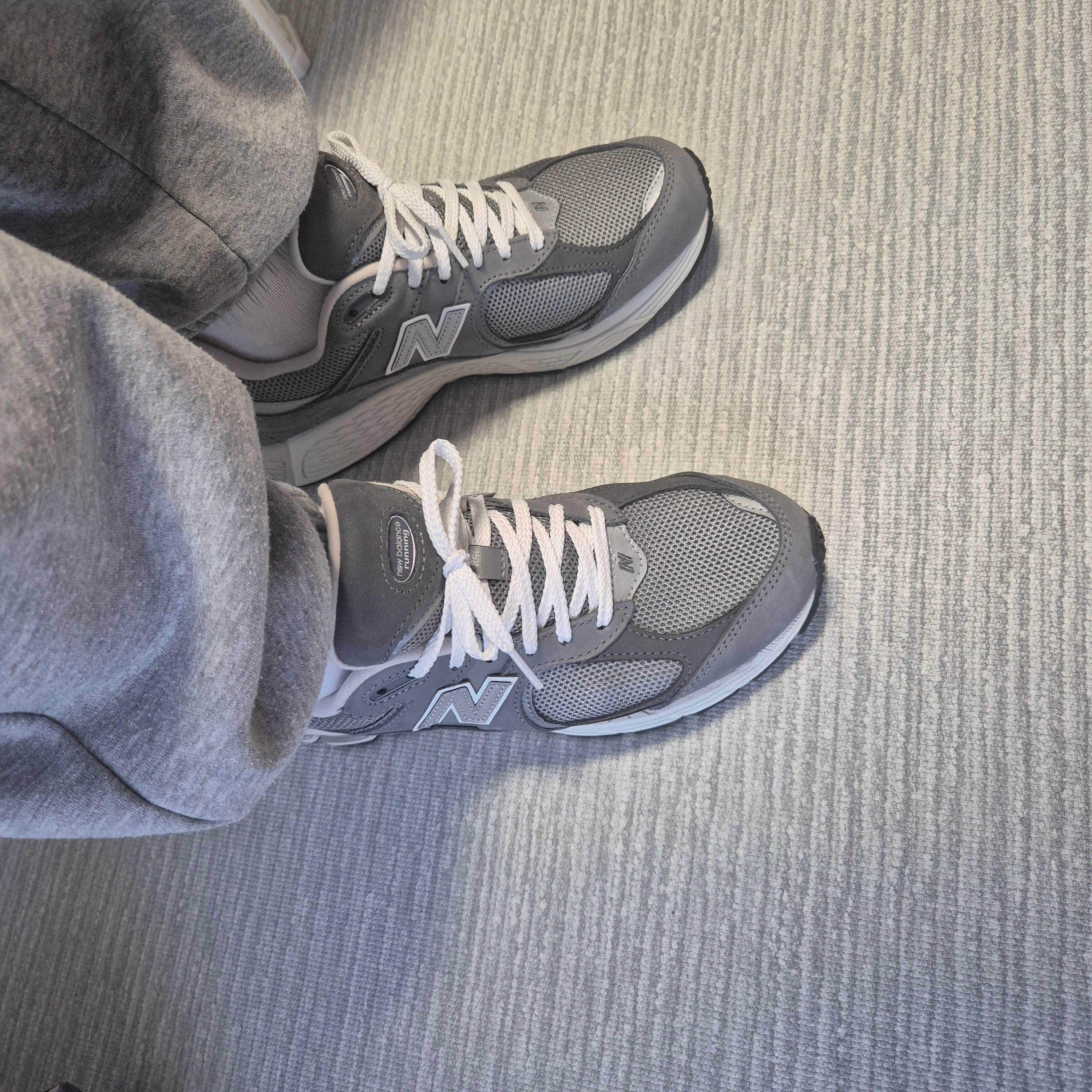 New Balance 2002R Premium Vintage Grey 착용 스타일 - 1
