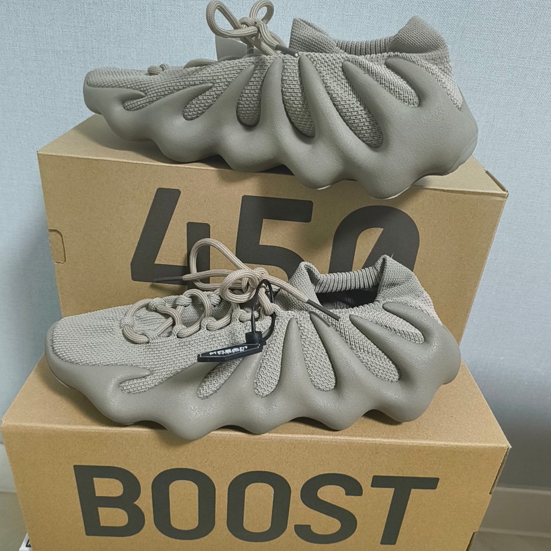 Adidas Yeezy 450 Stone Flax 착용 스타일