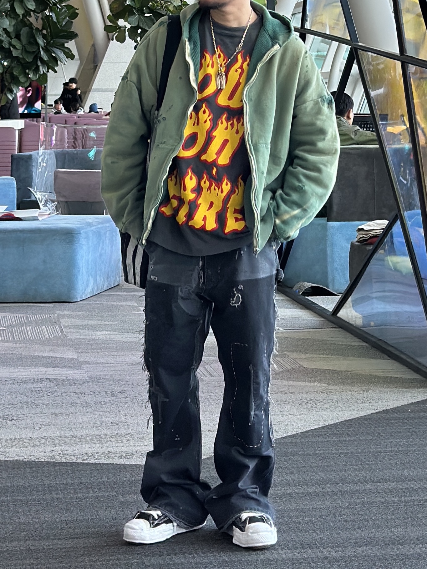 Saint Mxxxxxx Double Knee Duck Pants Black - 24FW, Saint Mxxxxxx Soul on Fire L/S T-Shirt Black - 24AW 착용 스타일 - 1