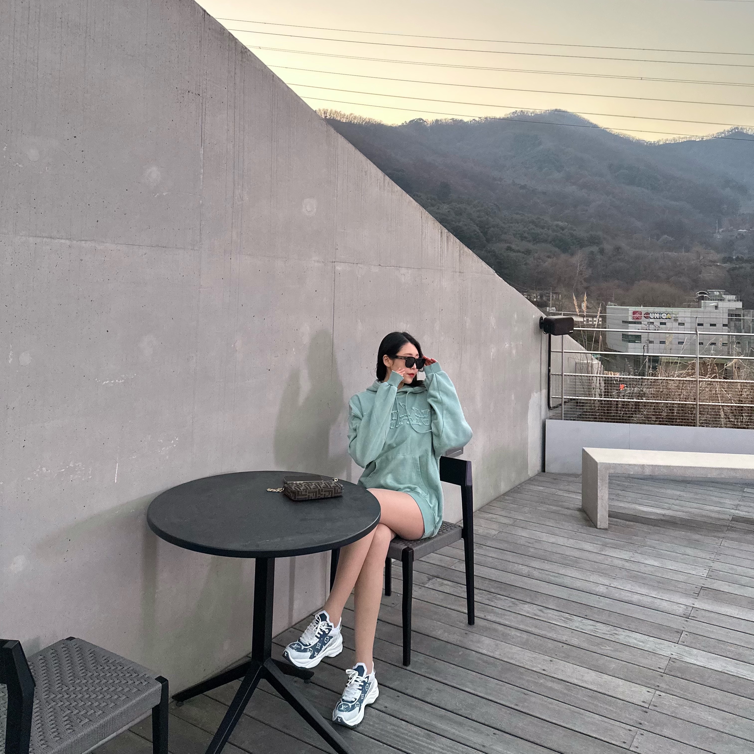 DVAN Damaged Emb Pigment Hoodie Ice Mint 착용 스타일 - 3