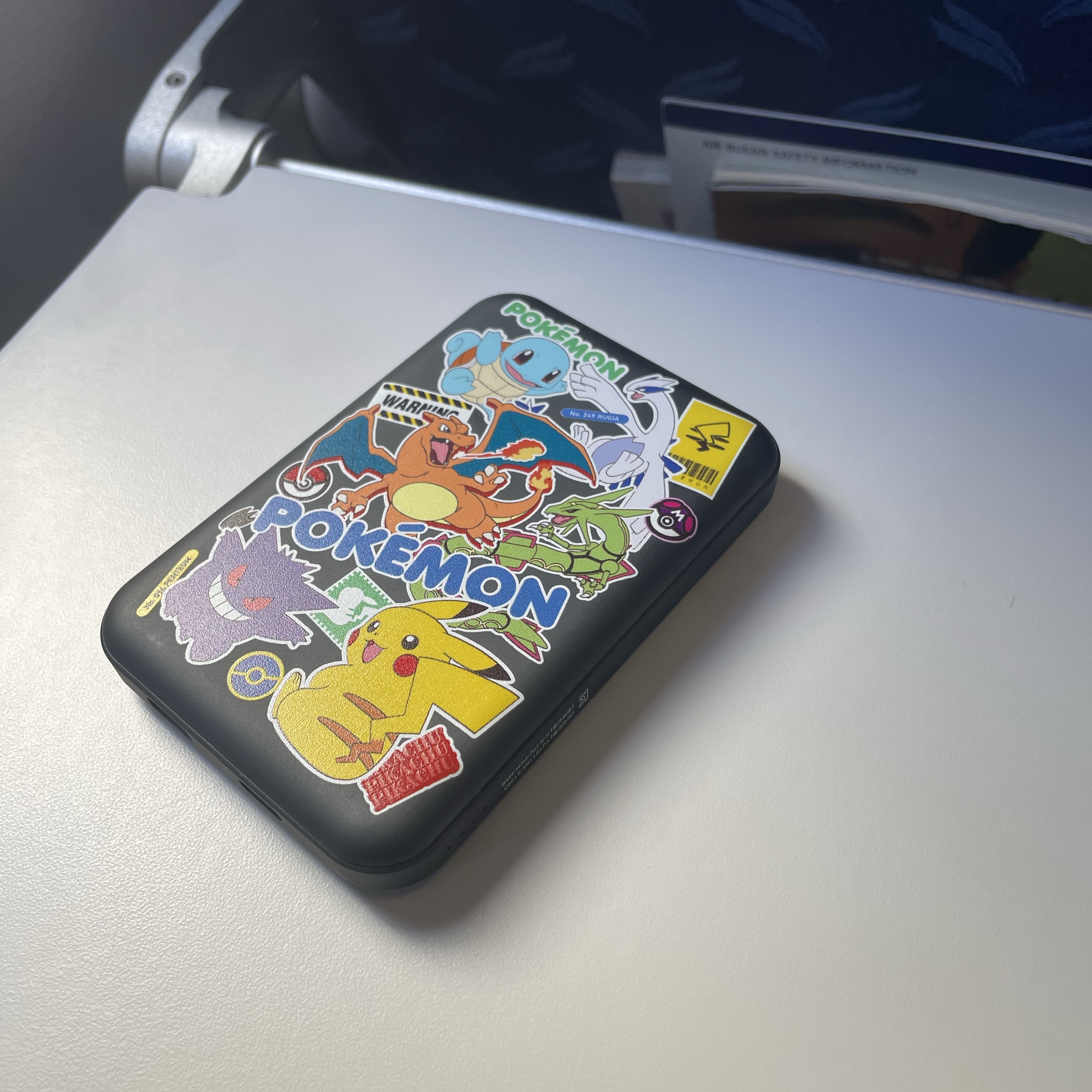 Woojin Store Pokemon Magsafe Battery 5000mAh Black 착용 스타일