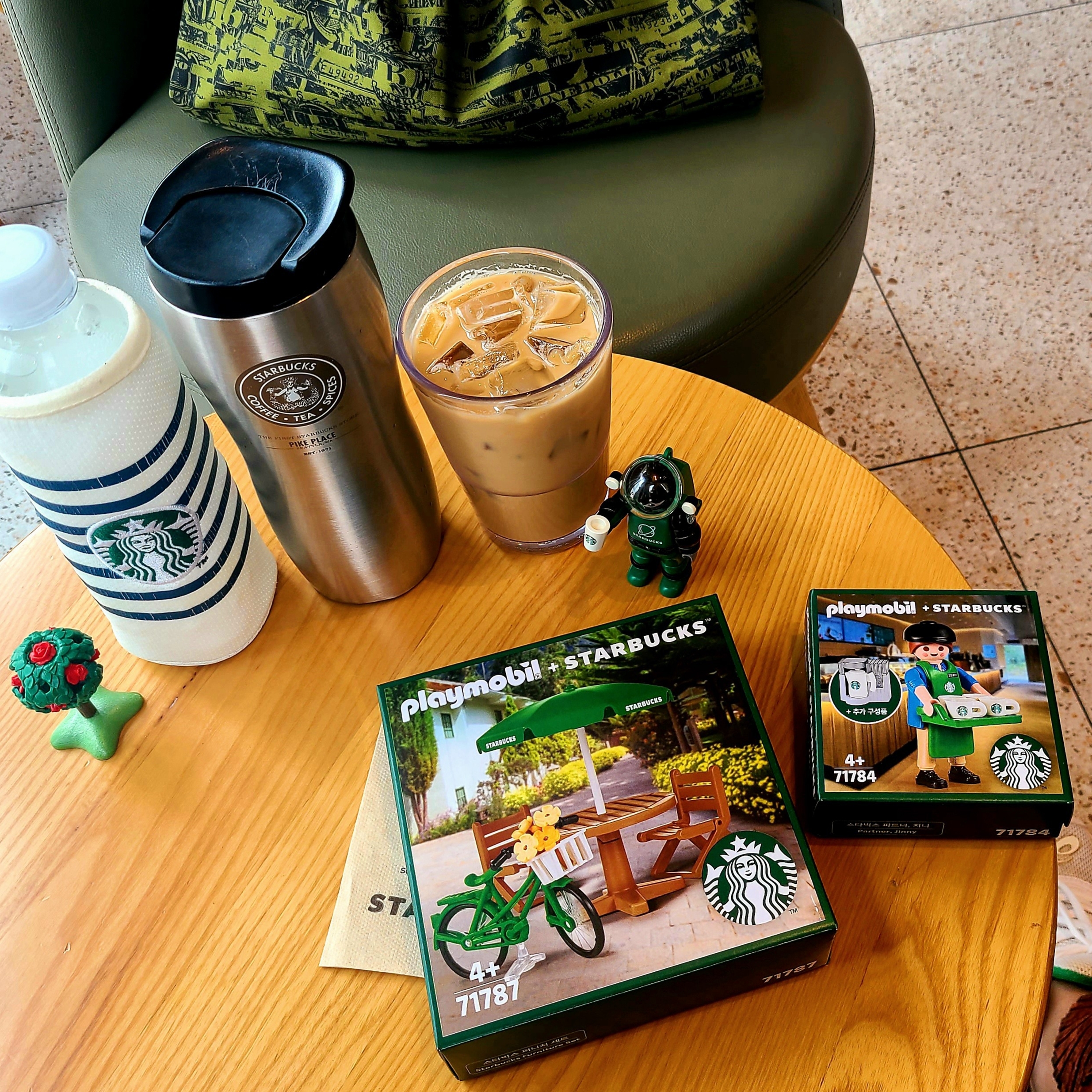 Starbucks x Playmobil Buddy Kim 착용 스타일 - 5