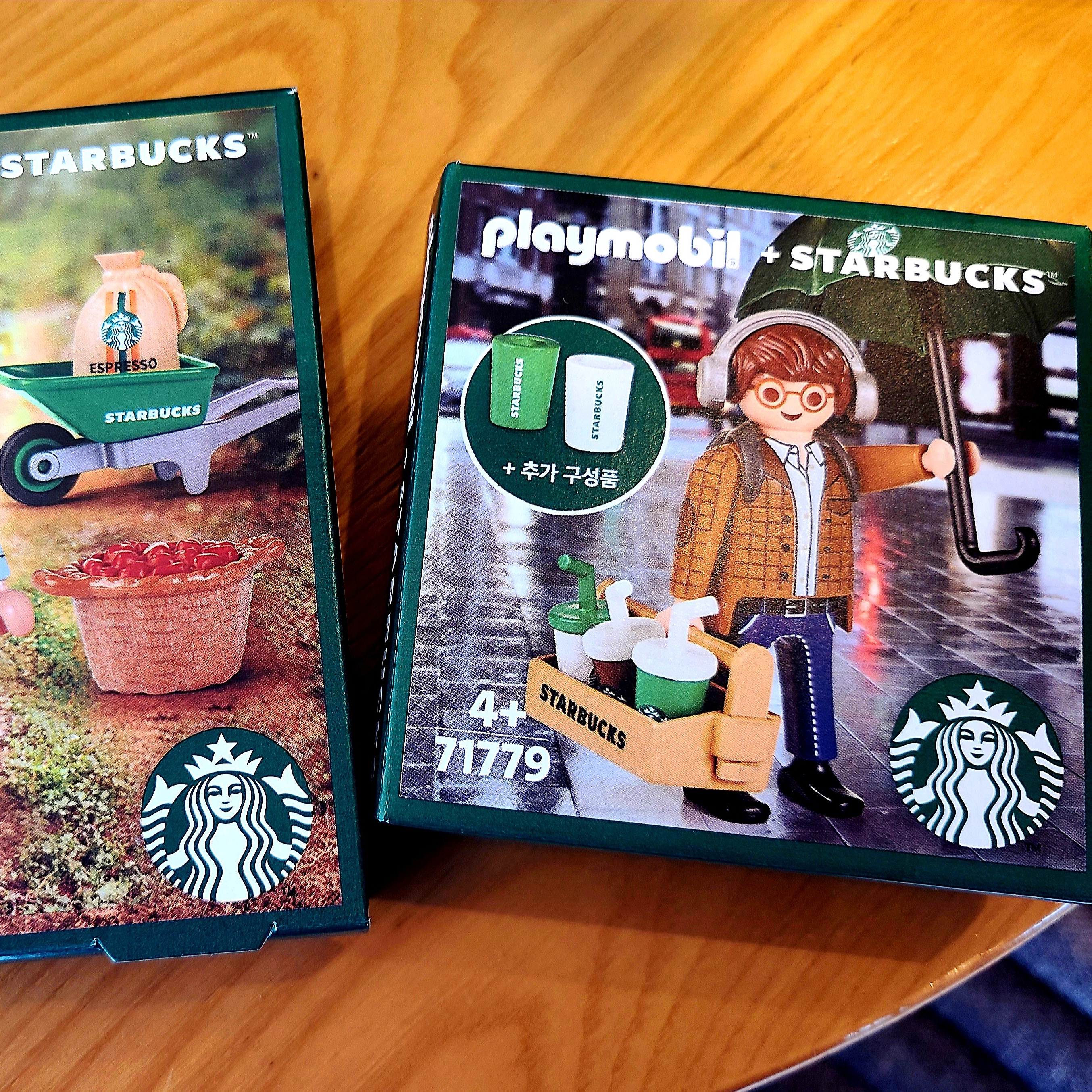 Starbucks x Playmobil Buddy Kim 착용 스타일 - 4