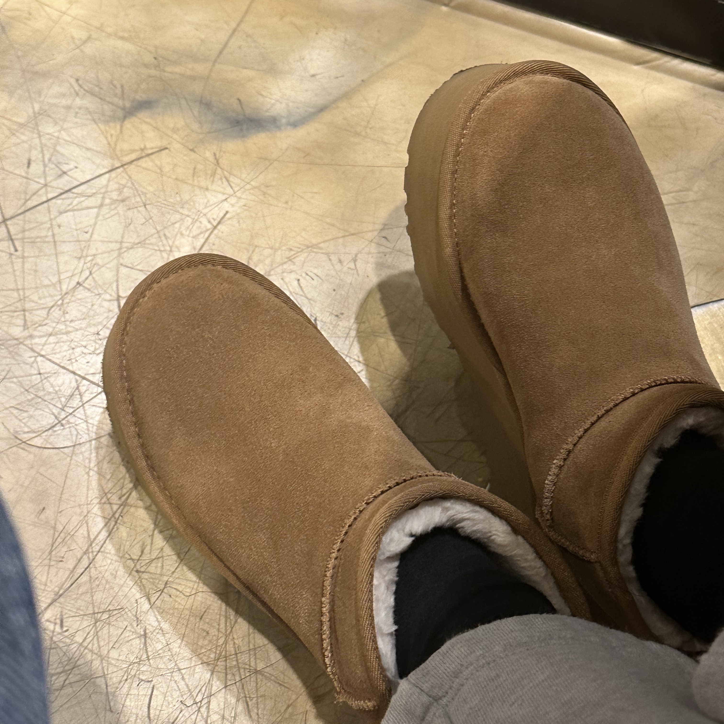 (W) UGG Classic Ultra Mini Platform Boots Chestnut 착용 스타일