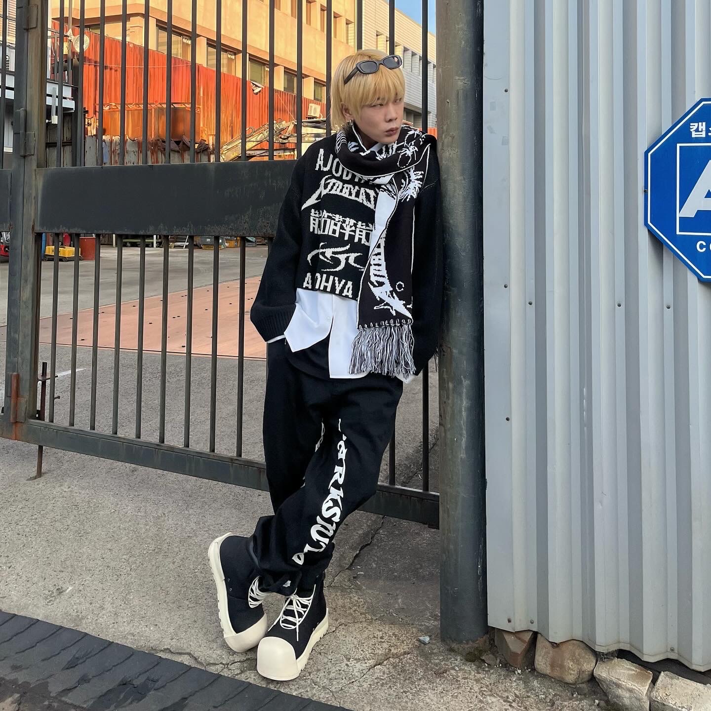 AJOBYAJO PBA Total Logo Cropped Sweater BLACK 착용 스타일 - 1