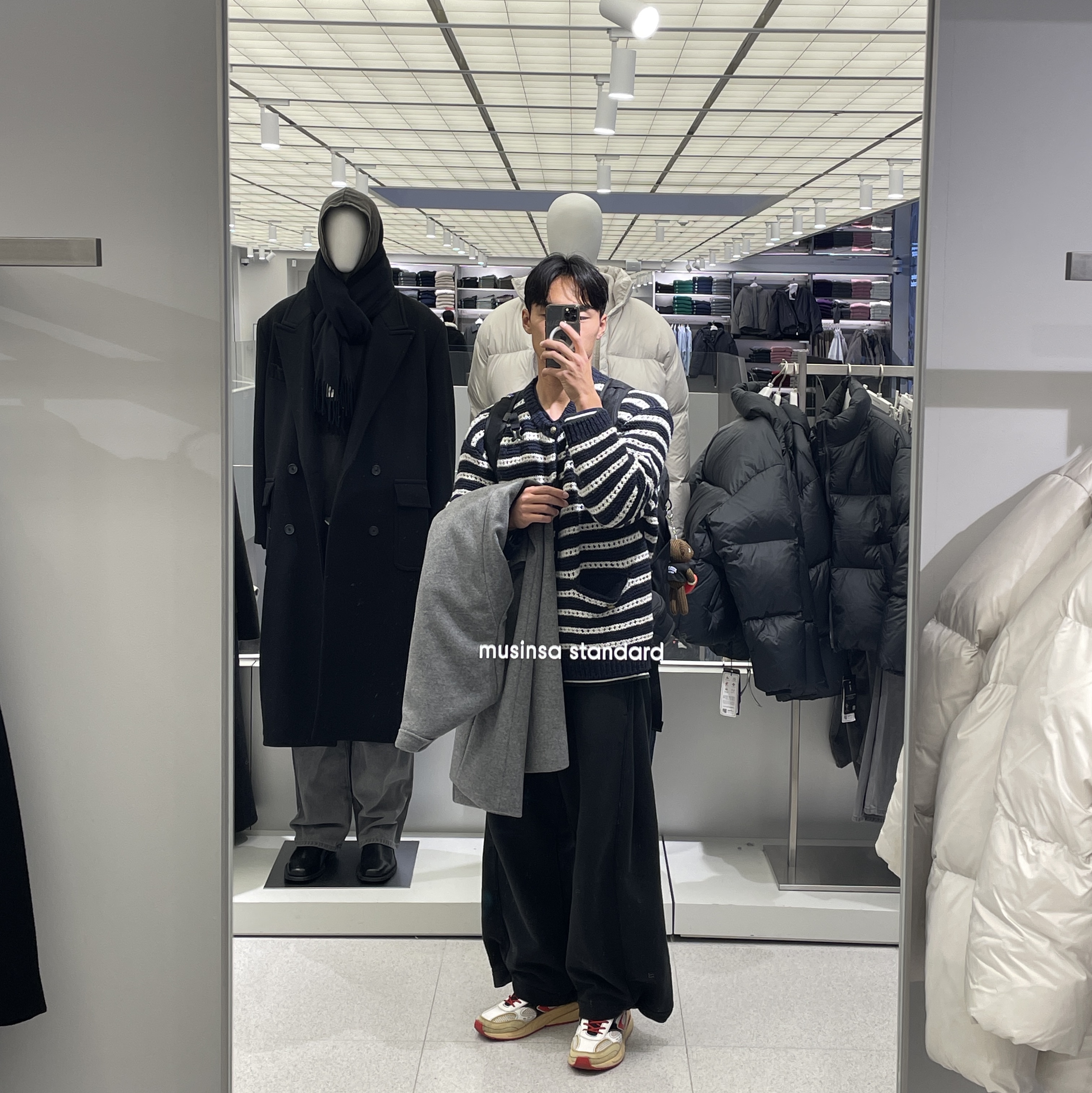 [KREAM 단독 리오더] STU Round Neck Stripe Cardigan Navy 착용 스타일