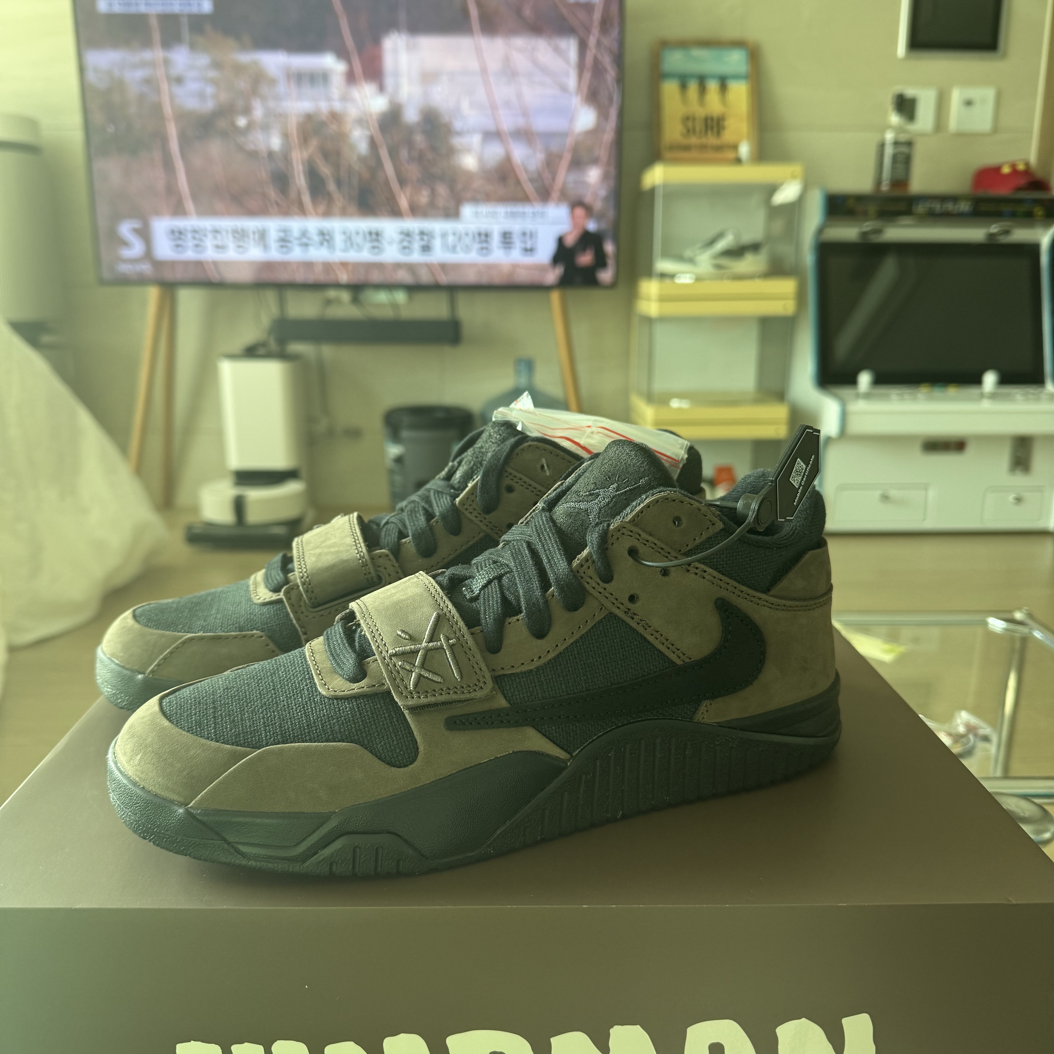 Jordan x Travis Scott Jumpman Jack TR Black and Dark Mocha 착용 스타일