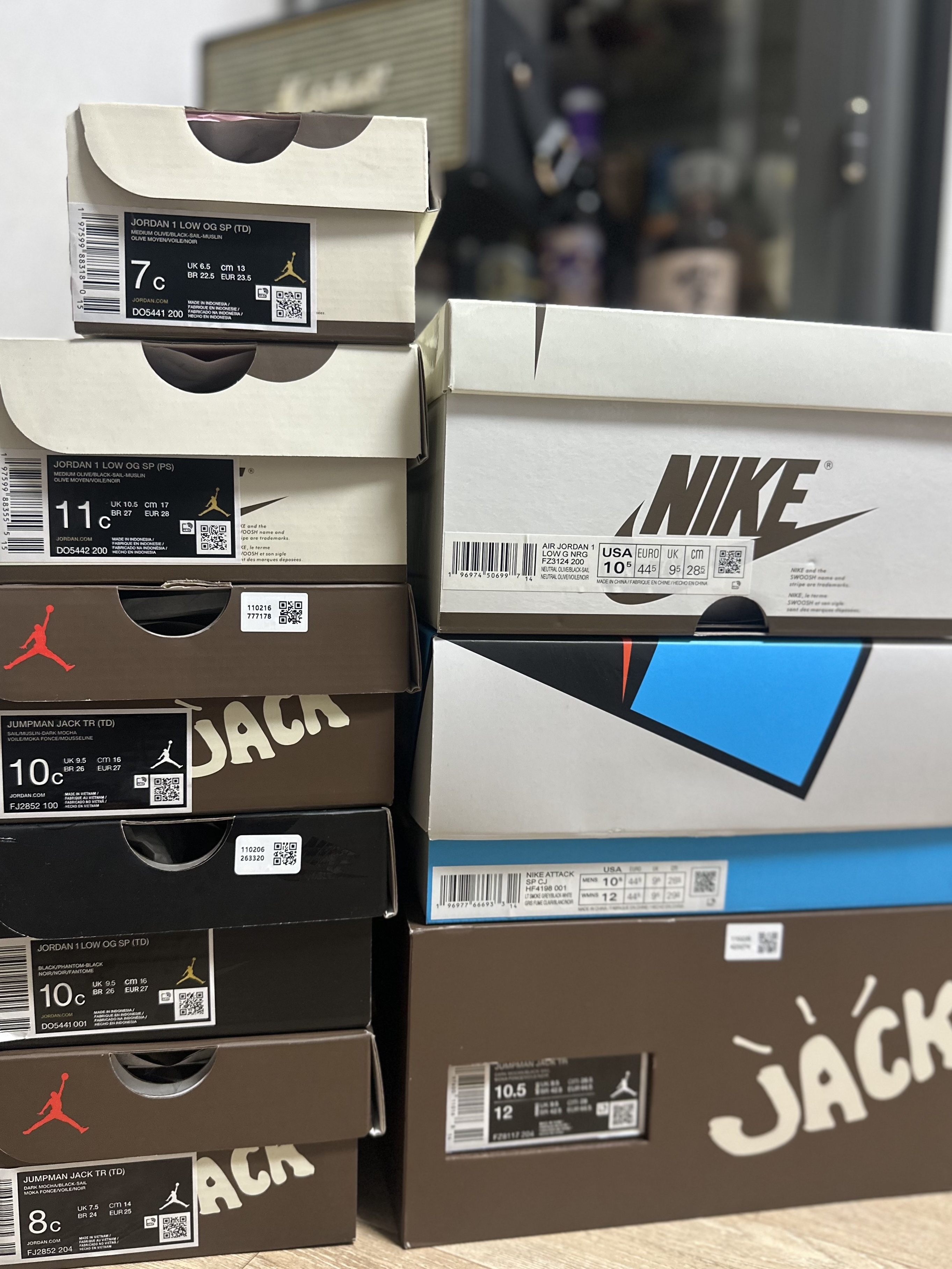 Jordan x Travis Scott Jumpman Jack TR Black and Dark Mocha, Nike x Travis Scott Mac Attack SP Light Smoke Grey 착용 스타일