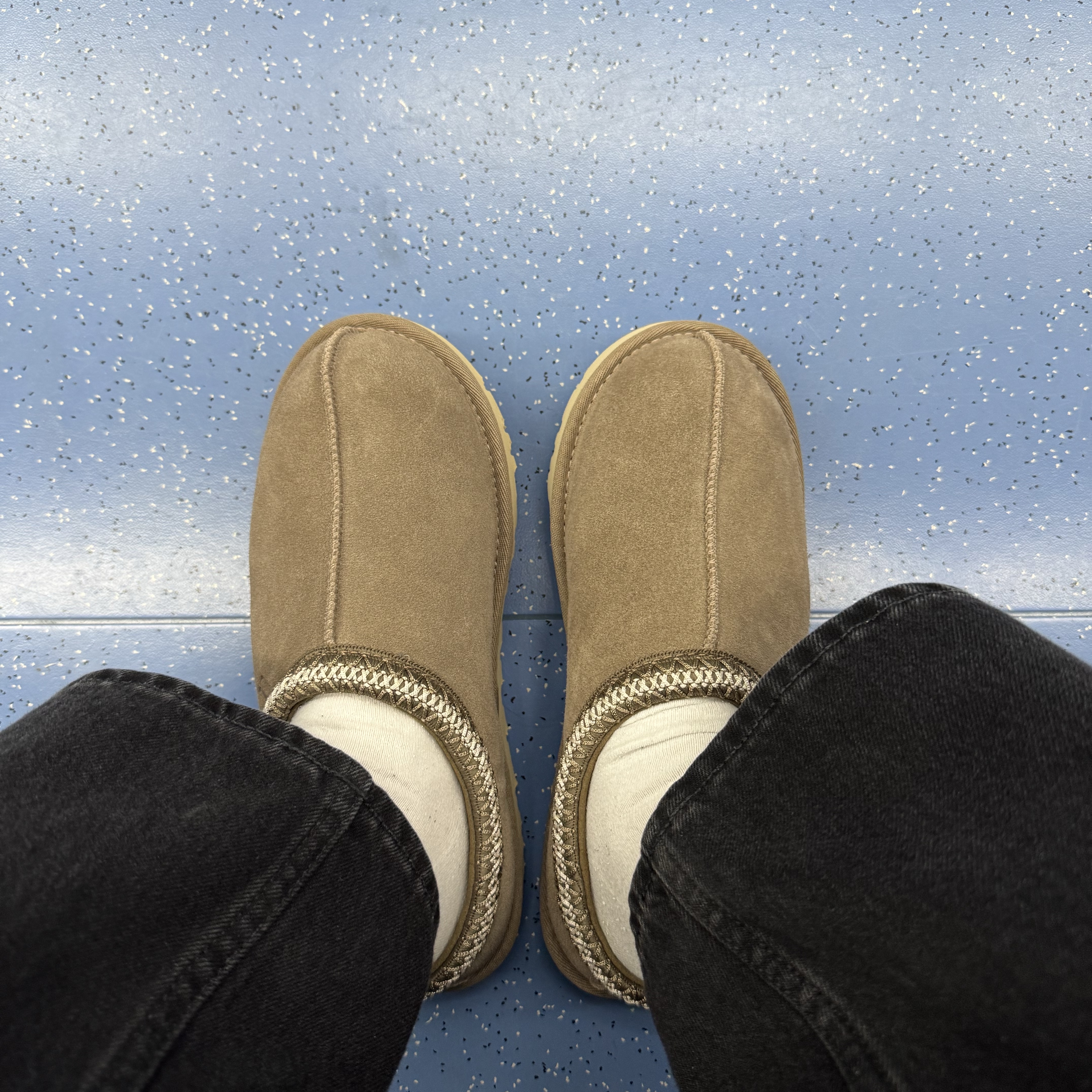 UGG Tasman Slipper Caribou 착용 스타일